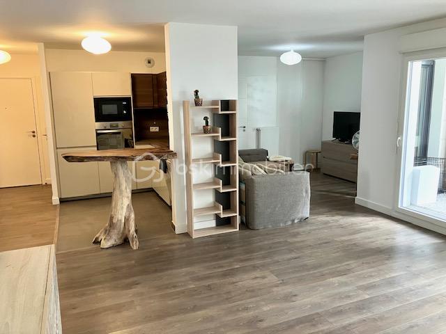 Appartement de 84 m² - lardeux séjour vers cuisine et salon.jpg