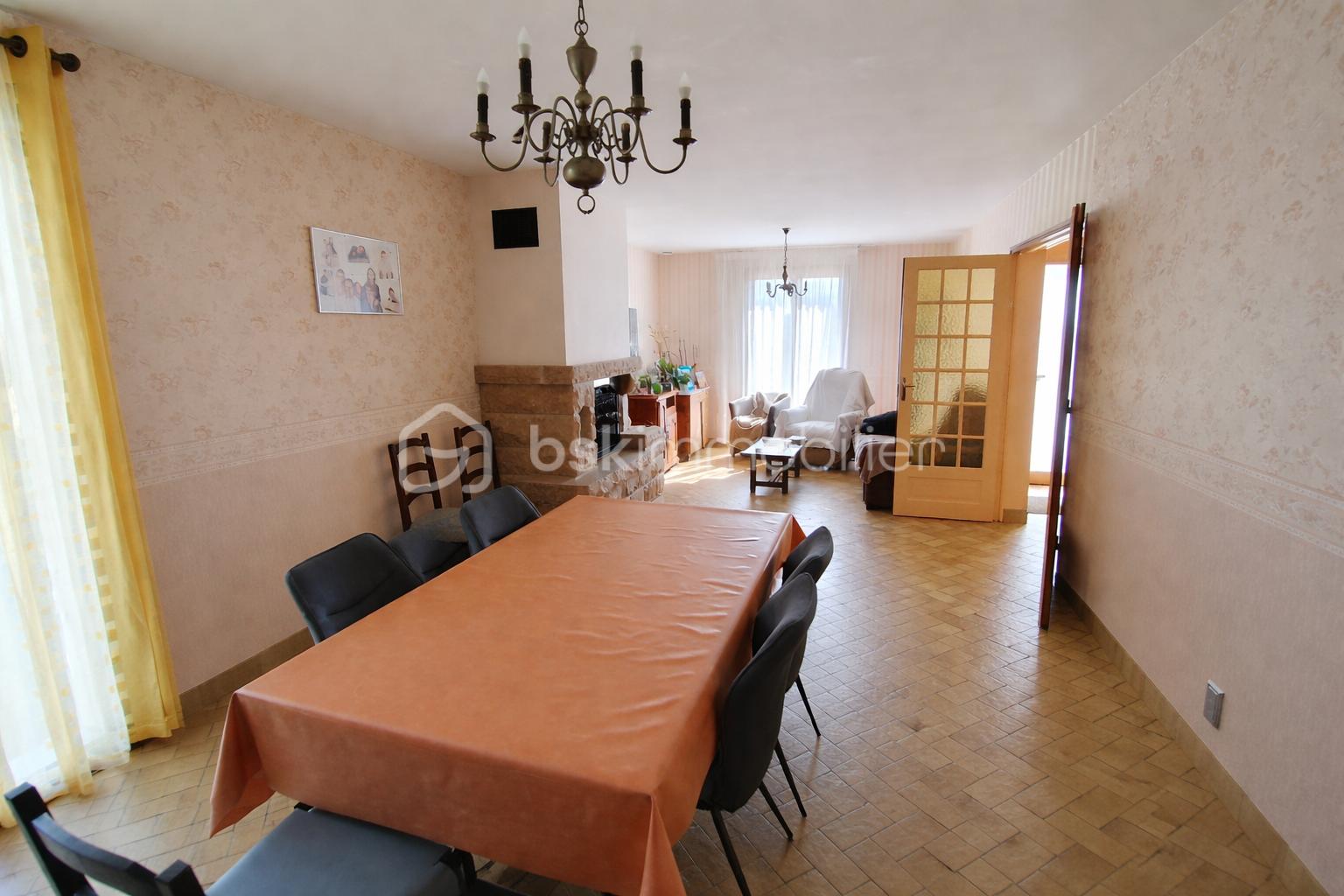 Salle à manger lumineuse et élégante.png