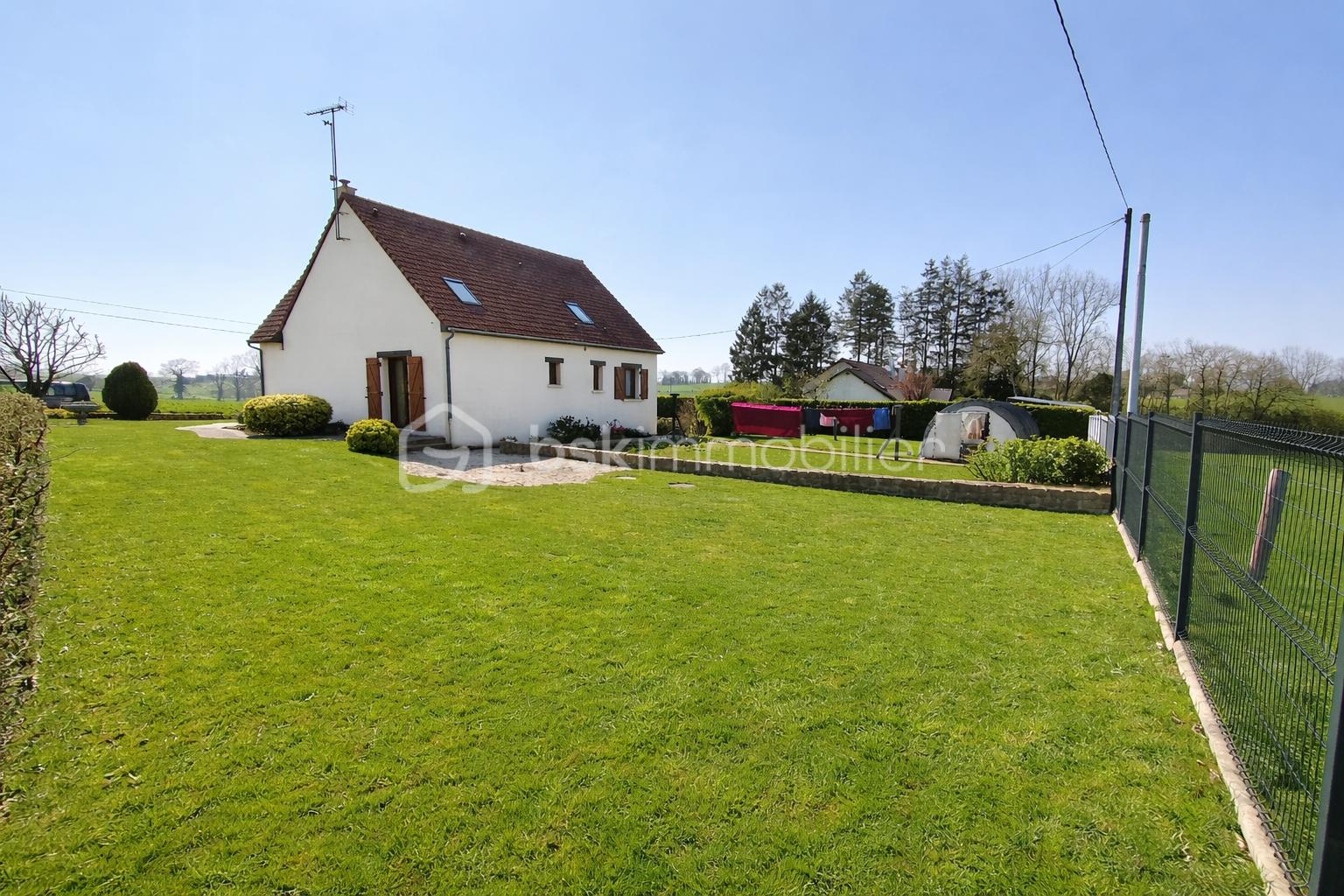 Maison de campagne et jardin verdoyant.png