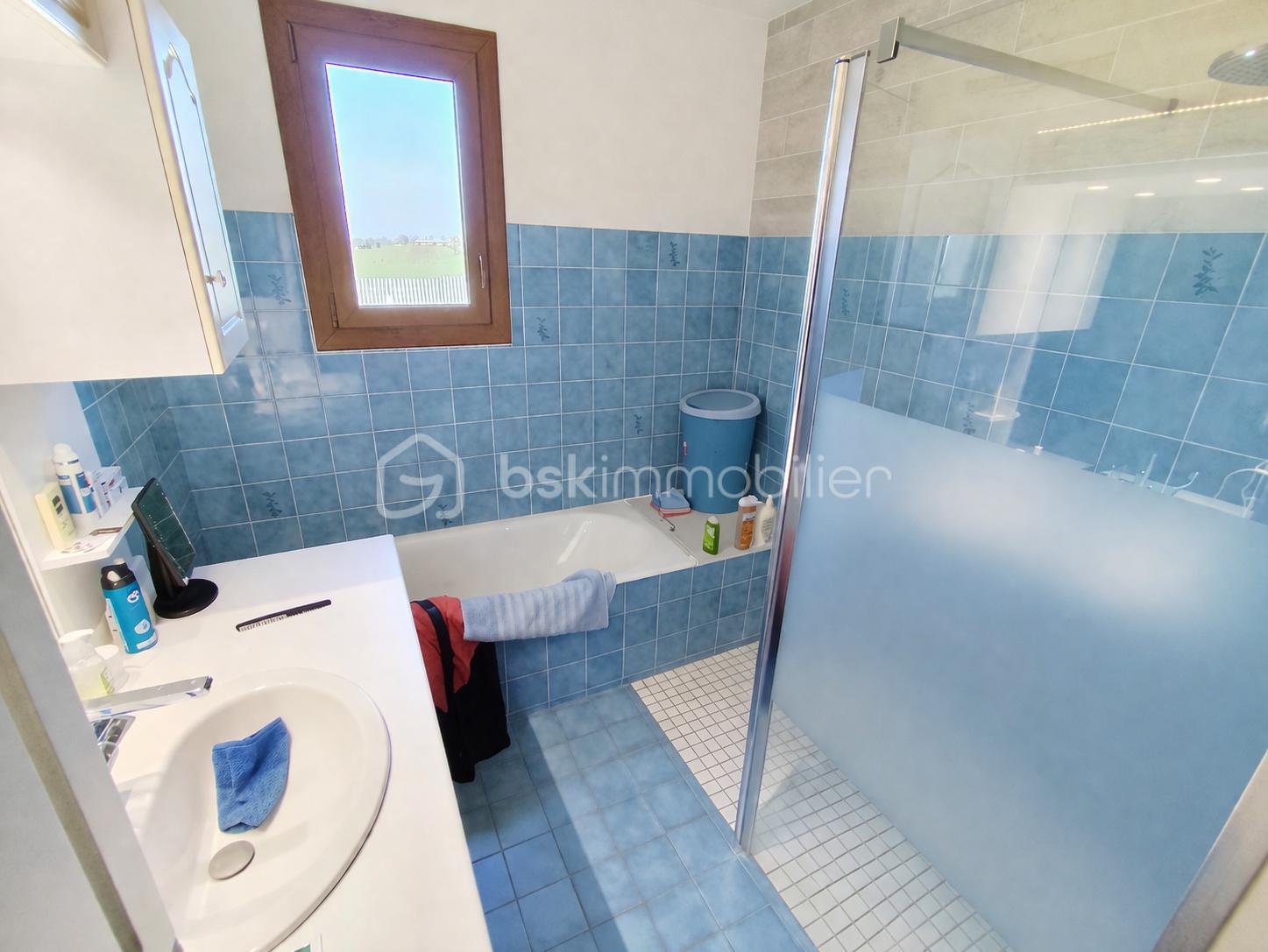 Salle de bain moderne et lumineuse.png