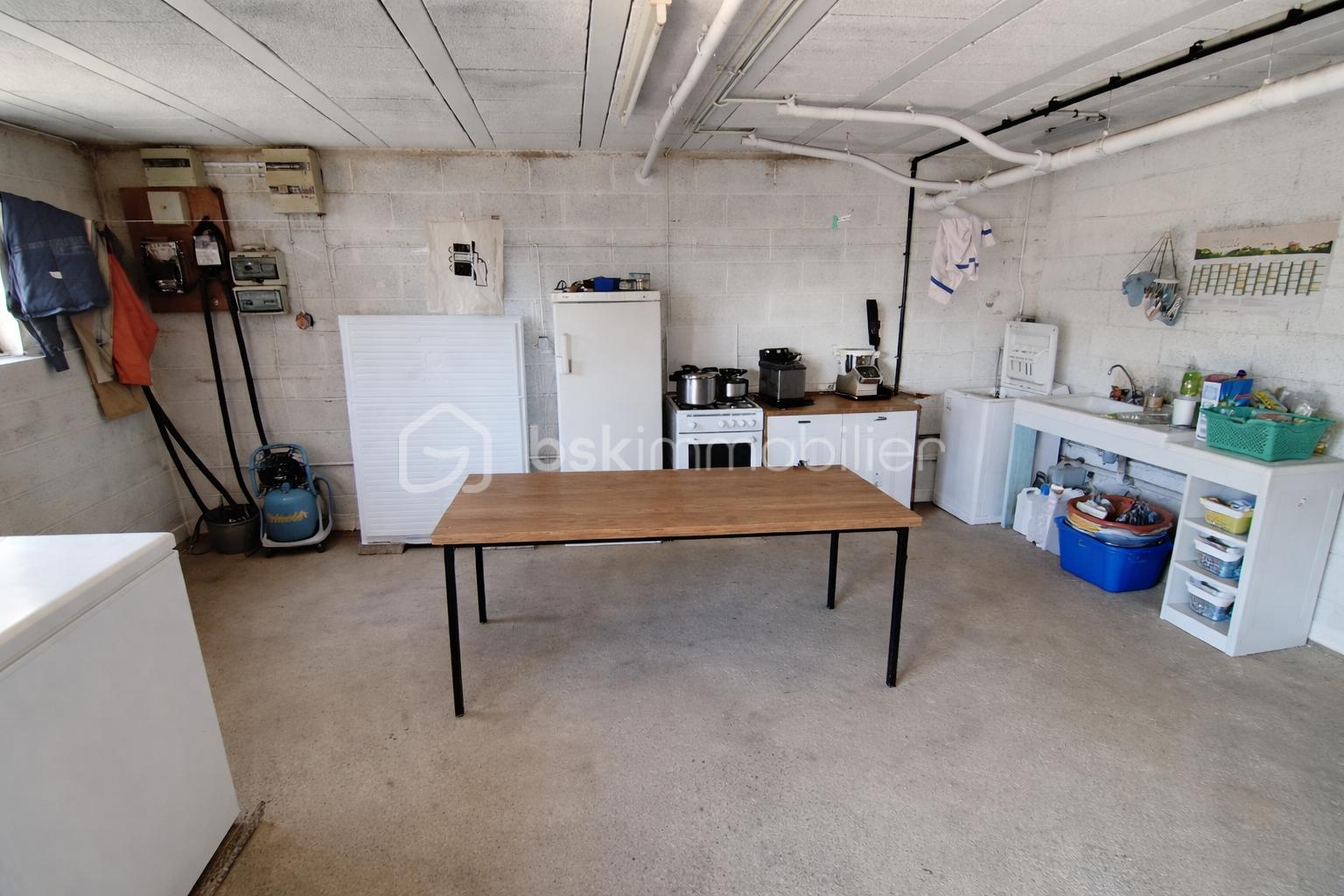 Salle utilitaire propre et organisée.png