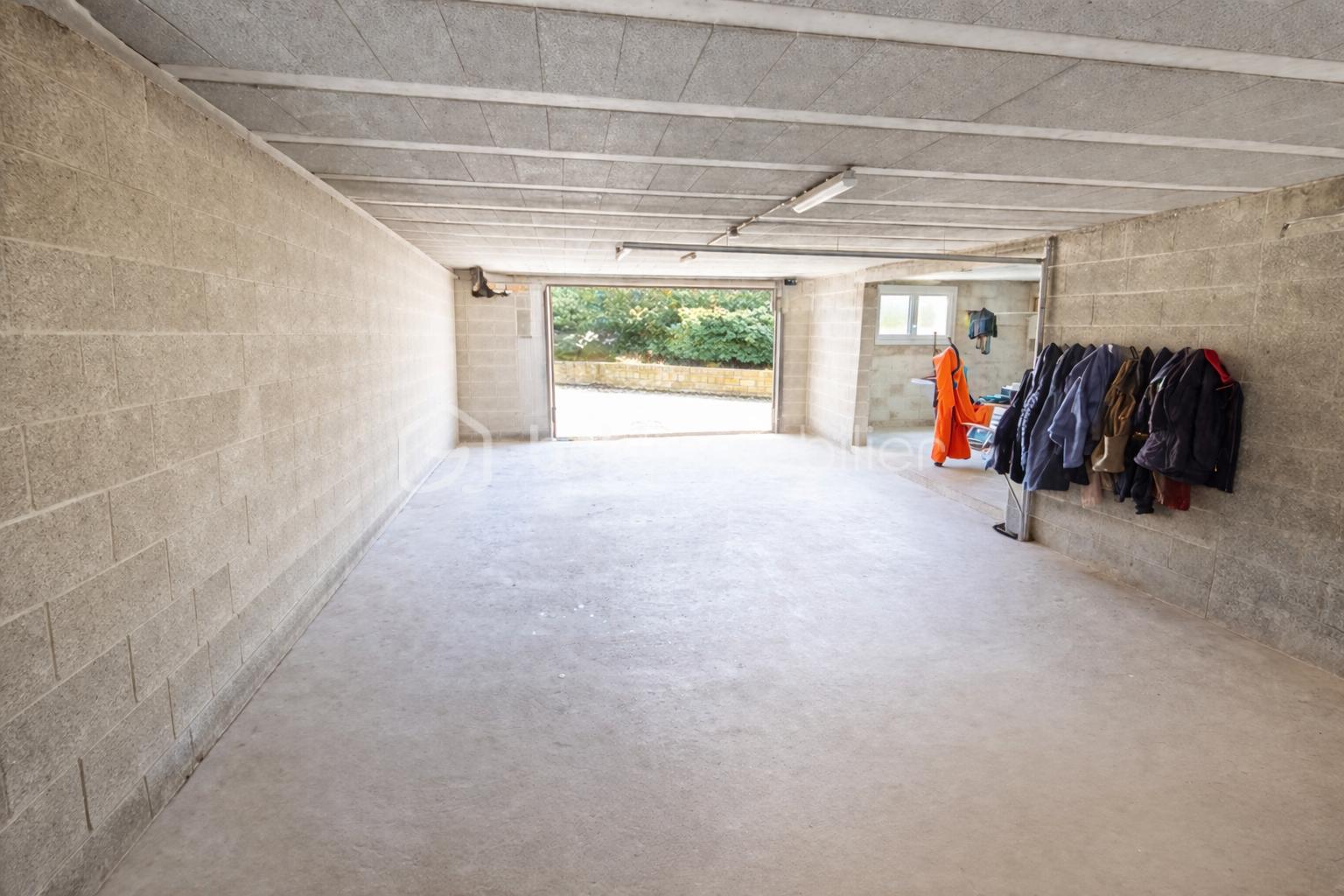 Atelier vide avec éclairage naturel.png