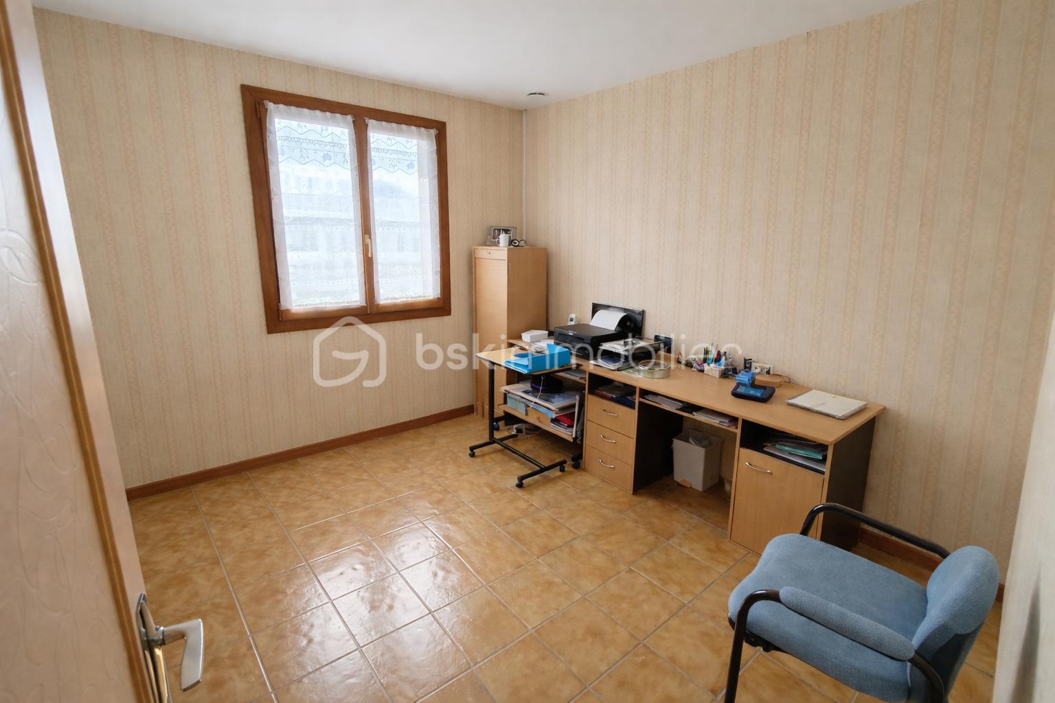 Bureau lumineux dans un bureau à domicile (1).png