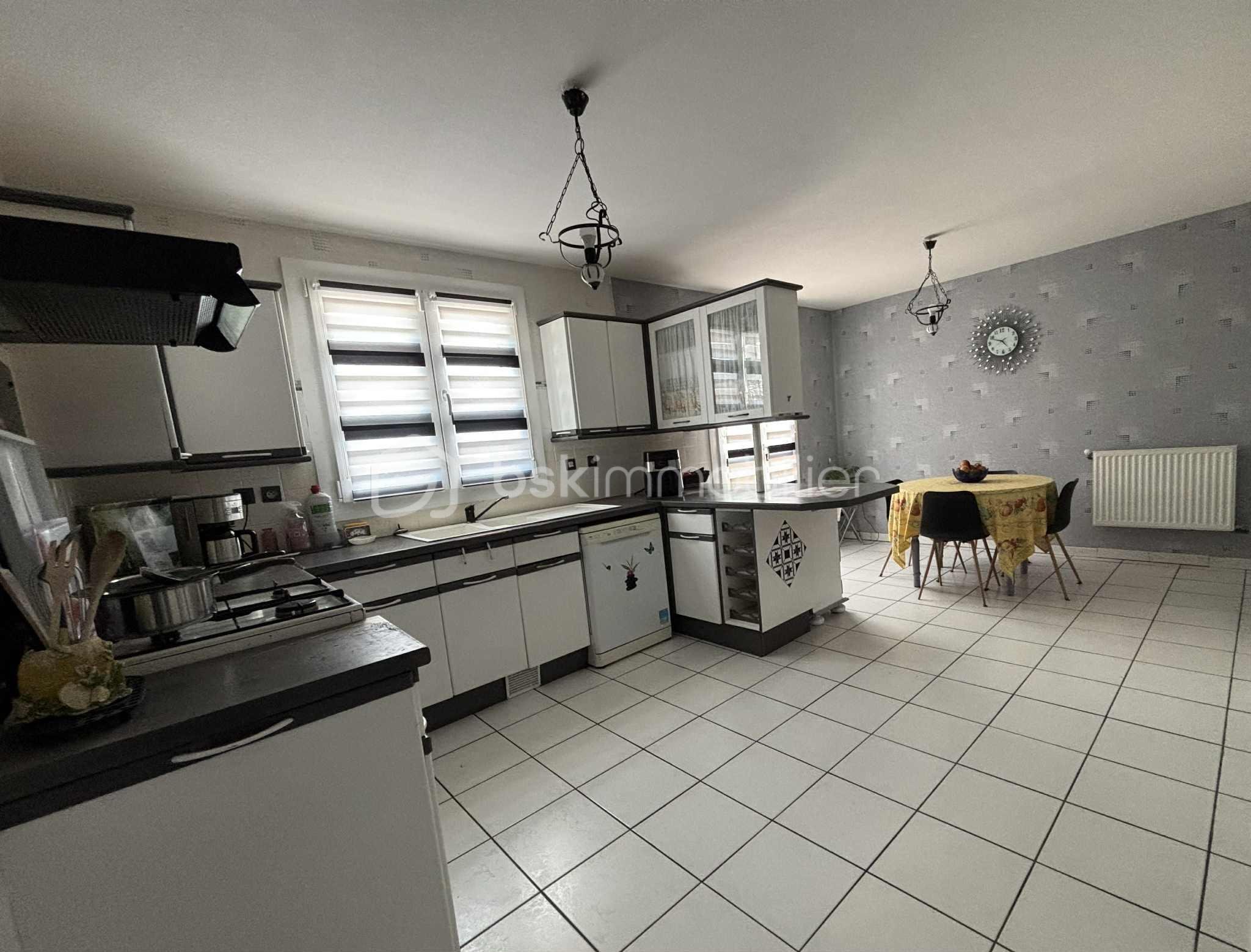 Maison traditionnelle de 165,87 m² - 79ca379c-4730-42ee-a551-3b617736b573.jpeg