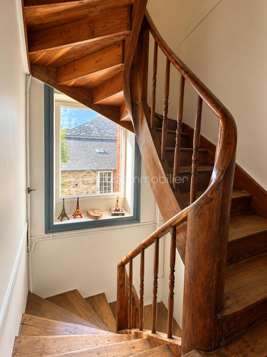 Escalier en bois baigné de lumière.png