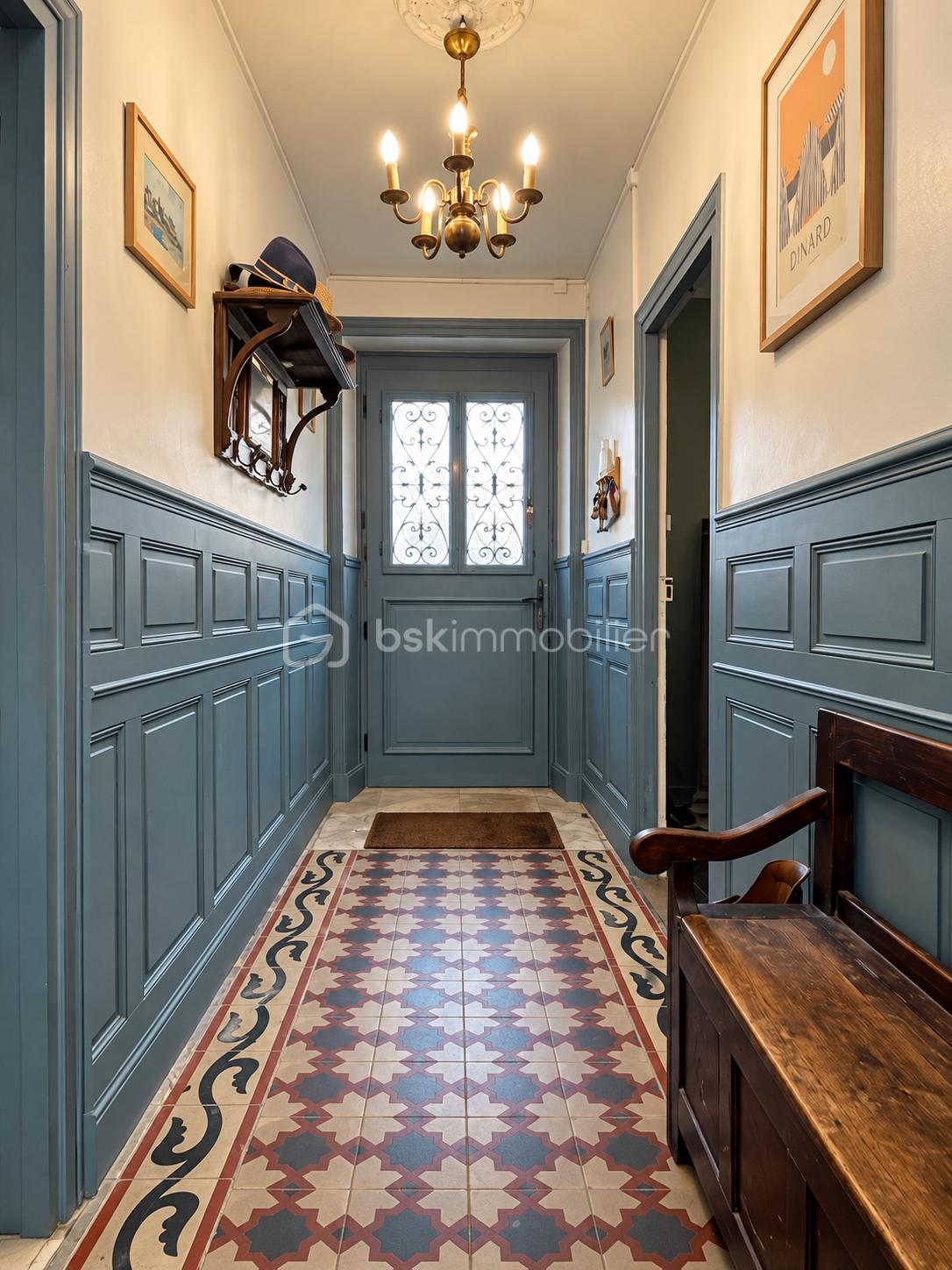 Couloir français aux carreaux anciens.png