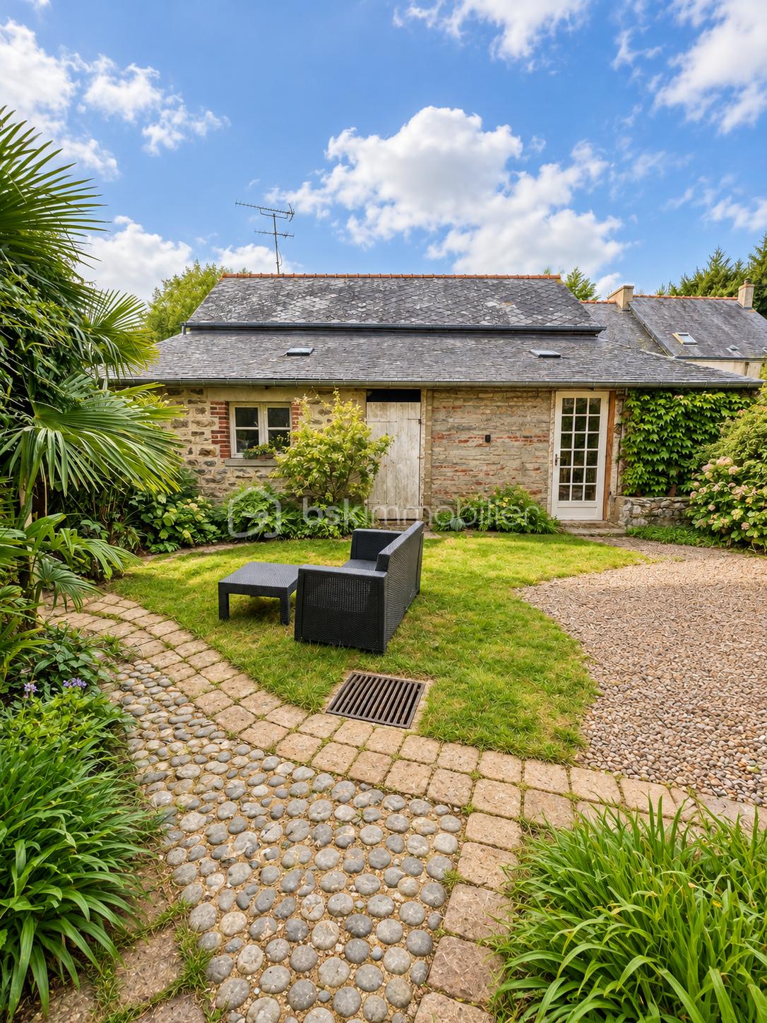Cottage en pierre et jardin fleuri.png