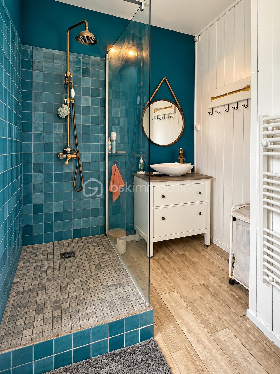 Salle de bain teal aux accents dorés.png