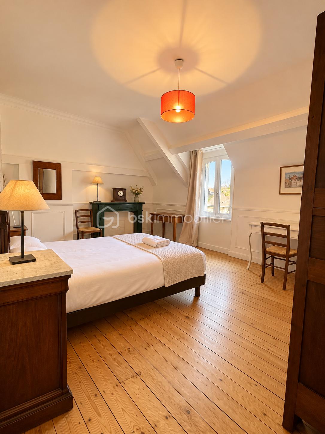 Chambre mansardée chaleureuse et élégante.png