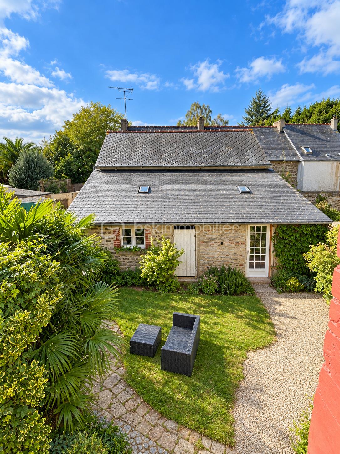 Cottage en pierre et jardin fleuri-2.png
