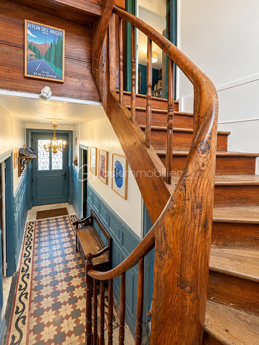 Escalier en bois et hall vintage.png