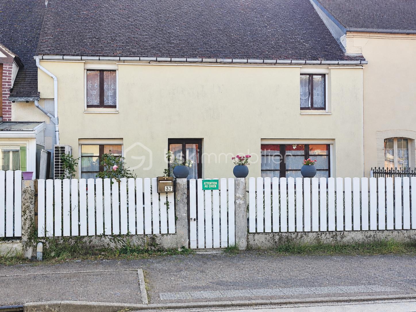Façade de maison française fleurie au numéro 37.png