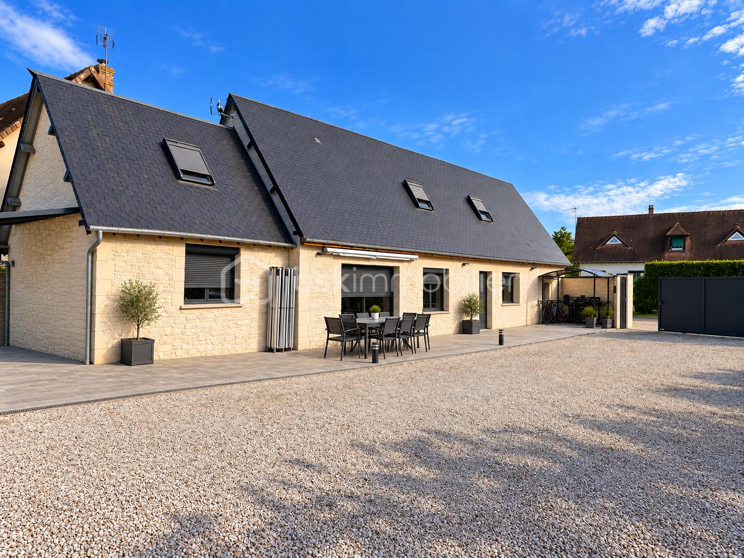 Maison moderne et cour impeccablement ordonnées.png