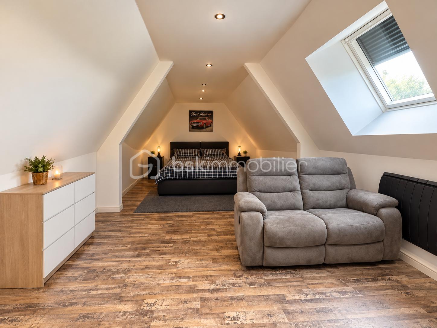 Loft mansardé chaleureux et moderne.png