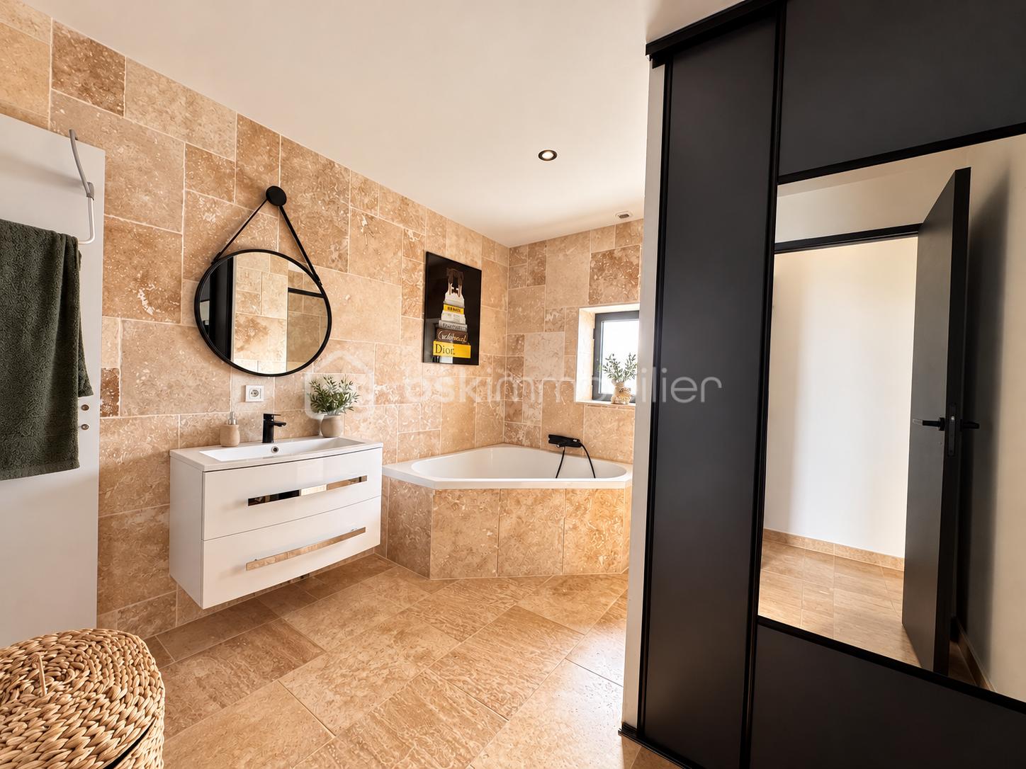 Salle de bains moderne en travertin.png