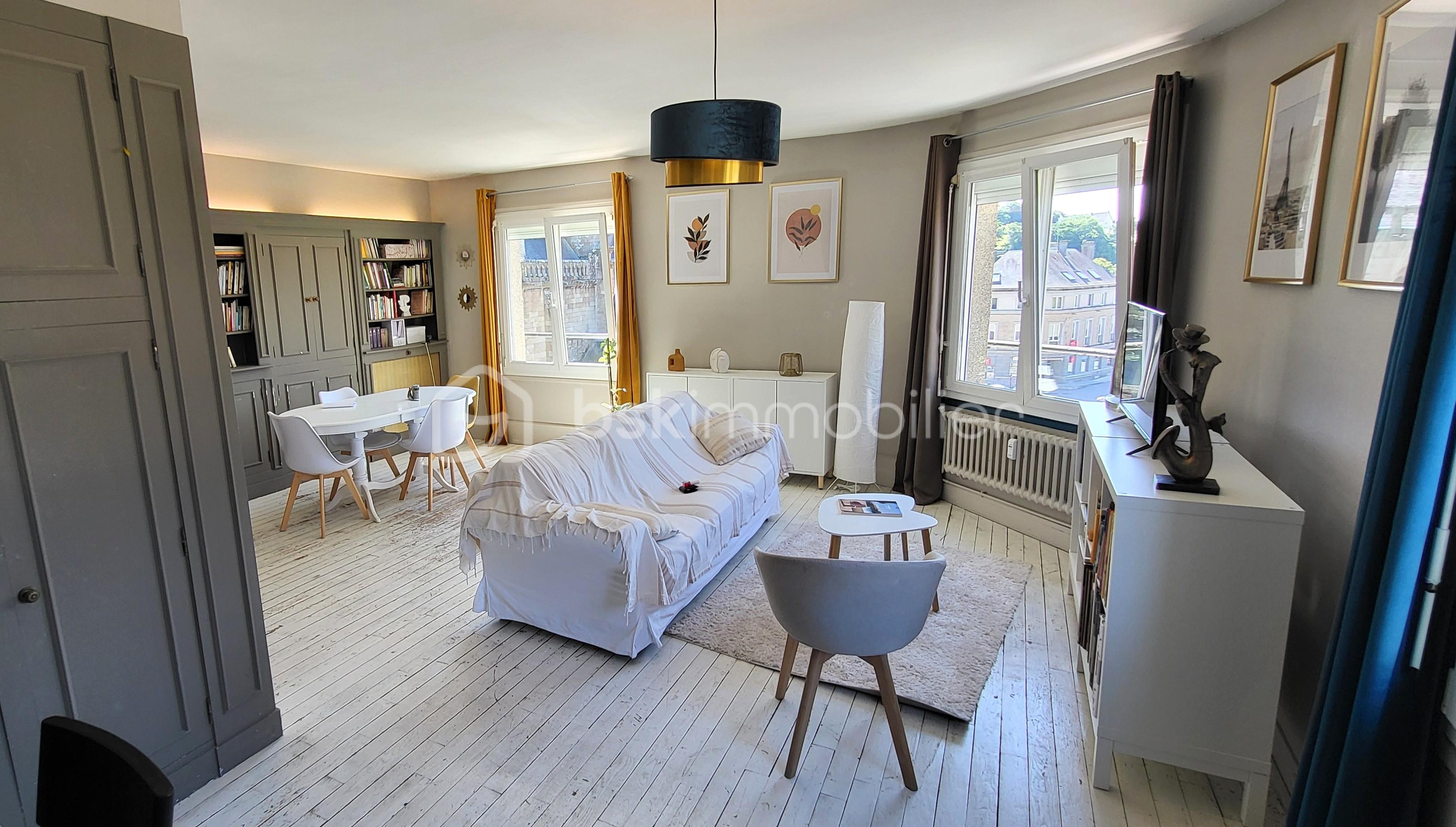 Appartement de 98,30 m² - KARIL salon et salle vers église.jpg