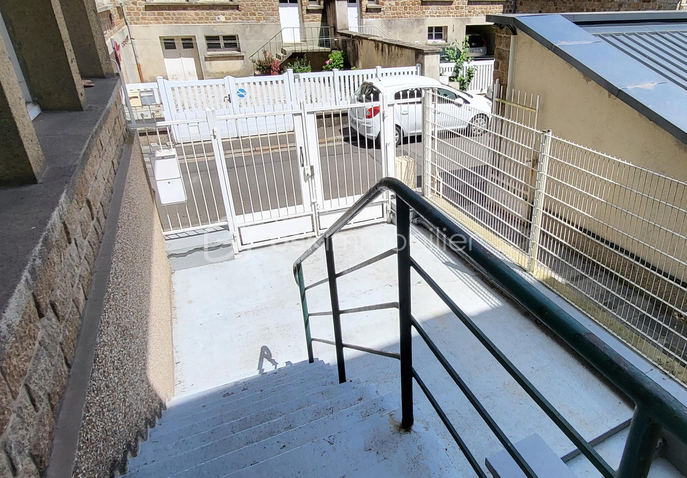 Appartement de 98,30 m² - KARIM entrée cage ext grillagée prise des escaliers.jpg