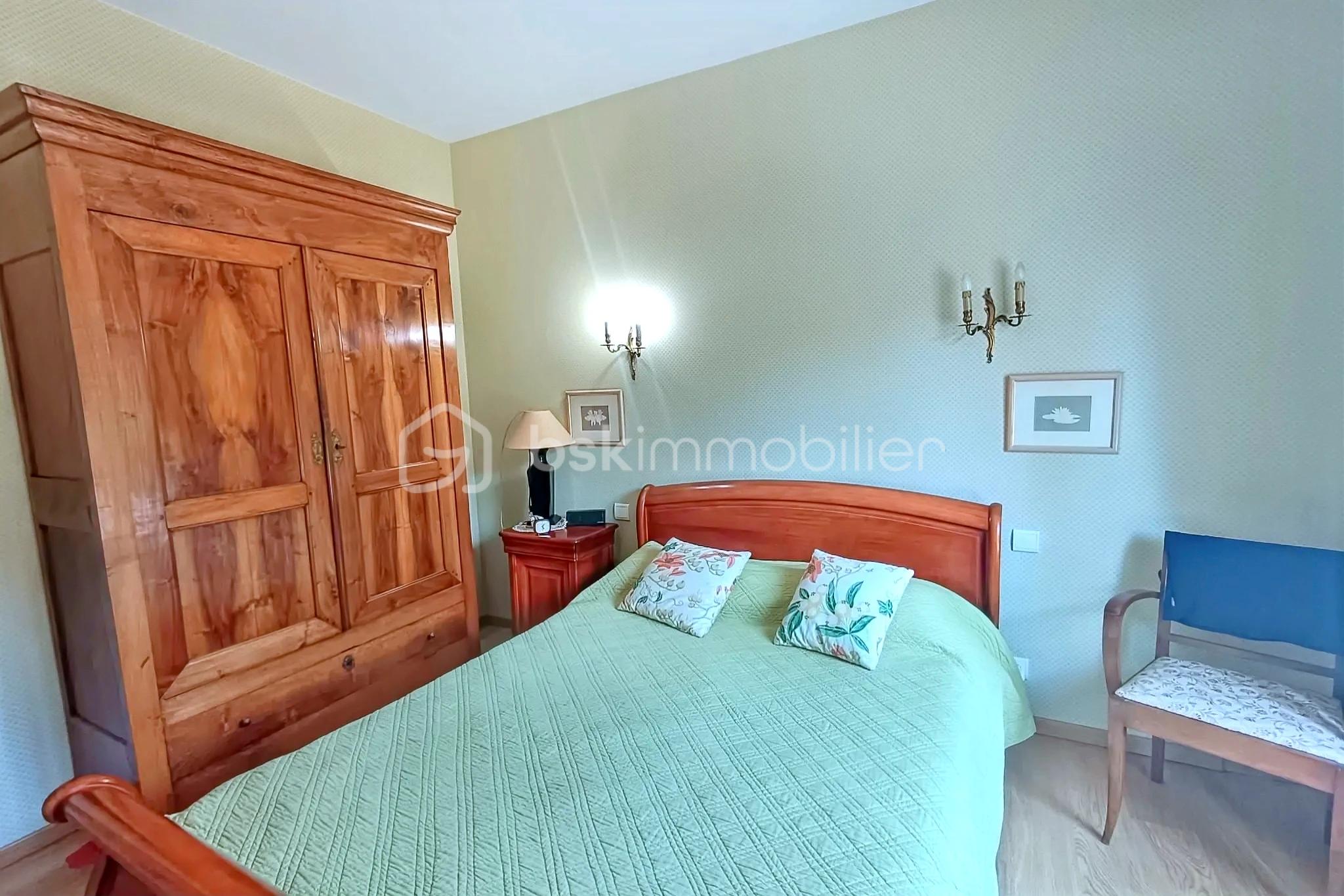 Maison de 200 m² - hoqi-4939b65e840f45ad9edde6eb1ff1e754.jpg