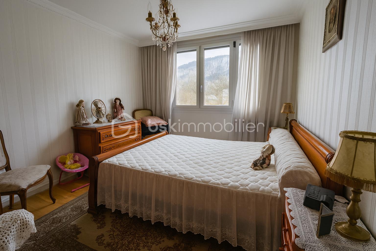 Appartement de 60,78 m² - Chambre traditionnelle avec vue montagne.png