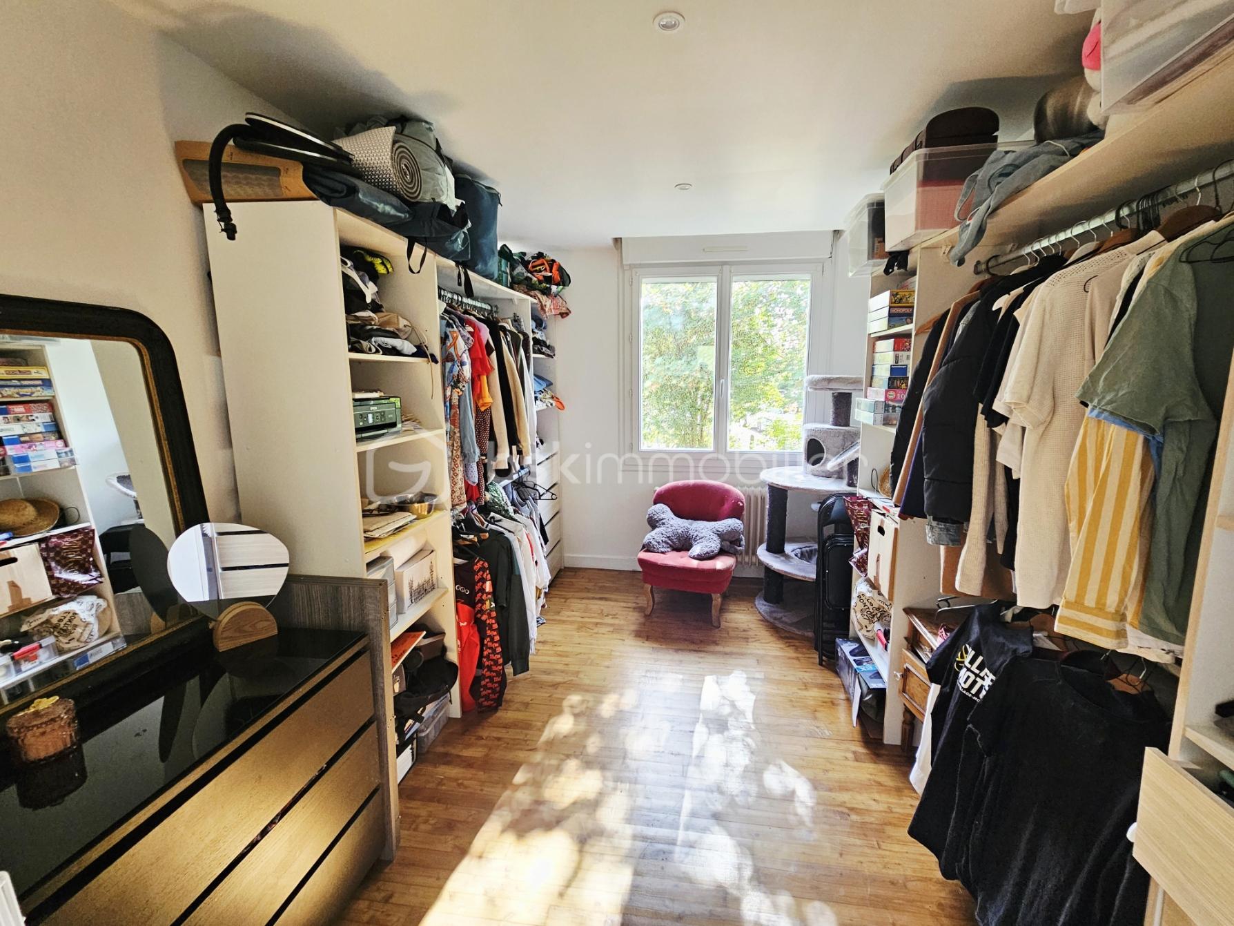 Maison traditionnelle de 72 m² - dressing chbre.jpg