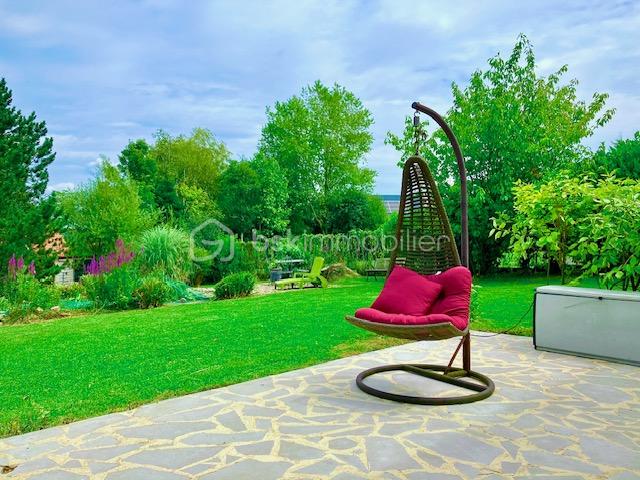 Maison de 108 m² - dalle terrasse avec siège rouge.jpg