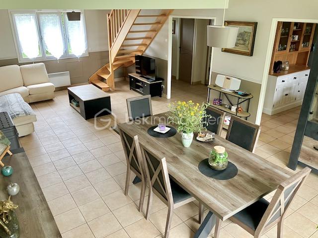 Maison de 108 m² - dalle séjour de l'angle gauche vers escalier.jpg