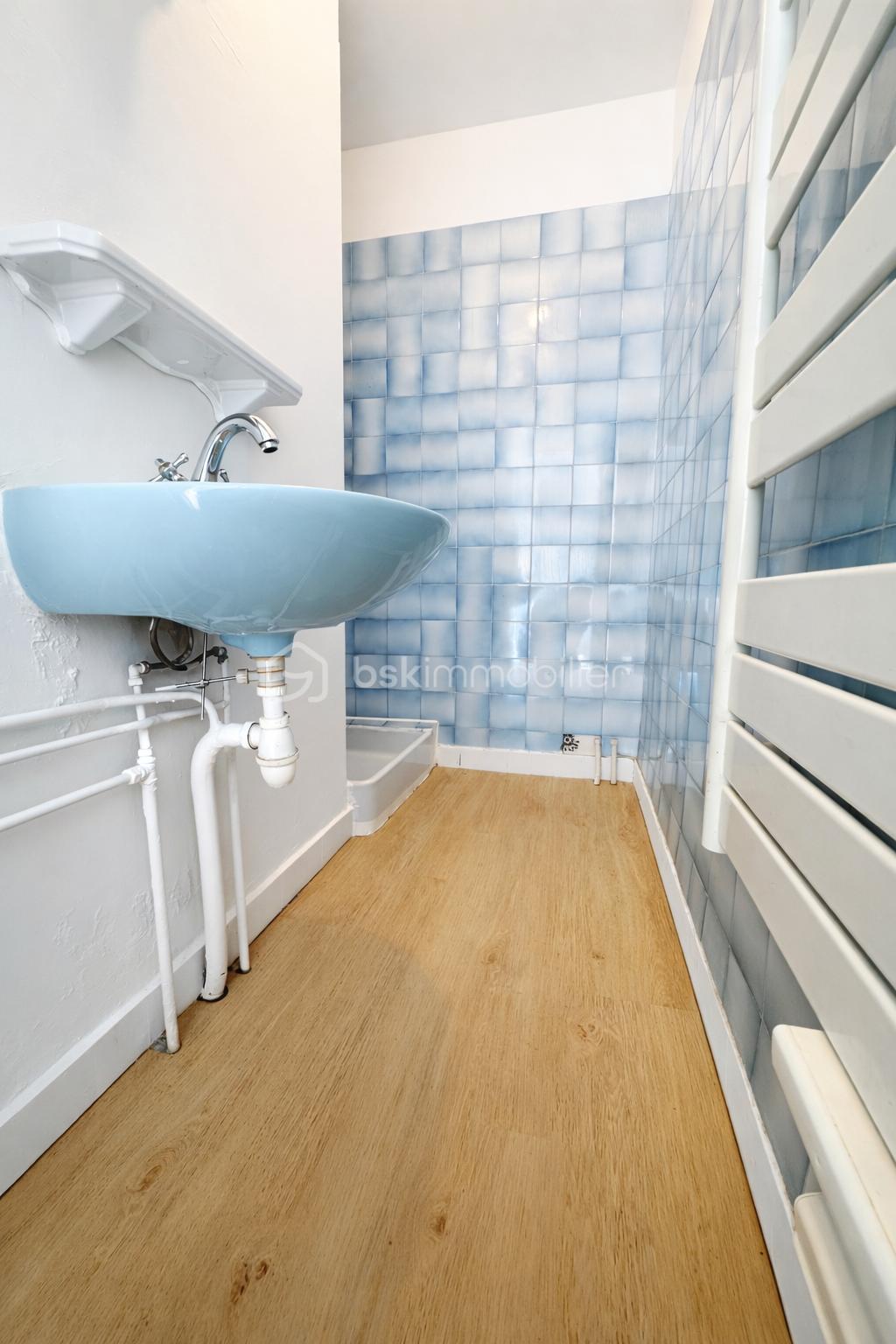 Salle de bain accueillante et lumineuse.png