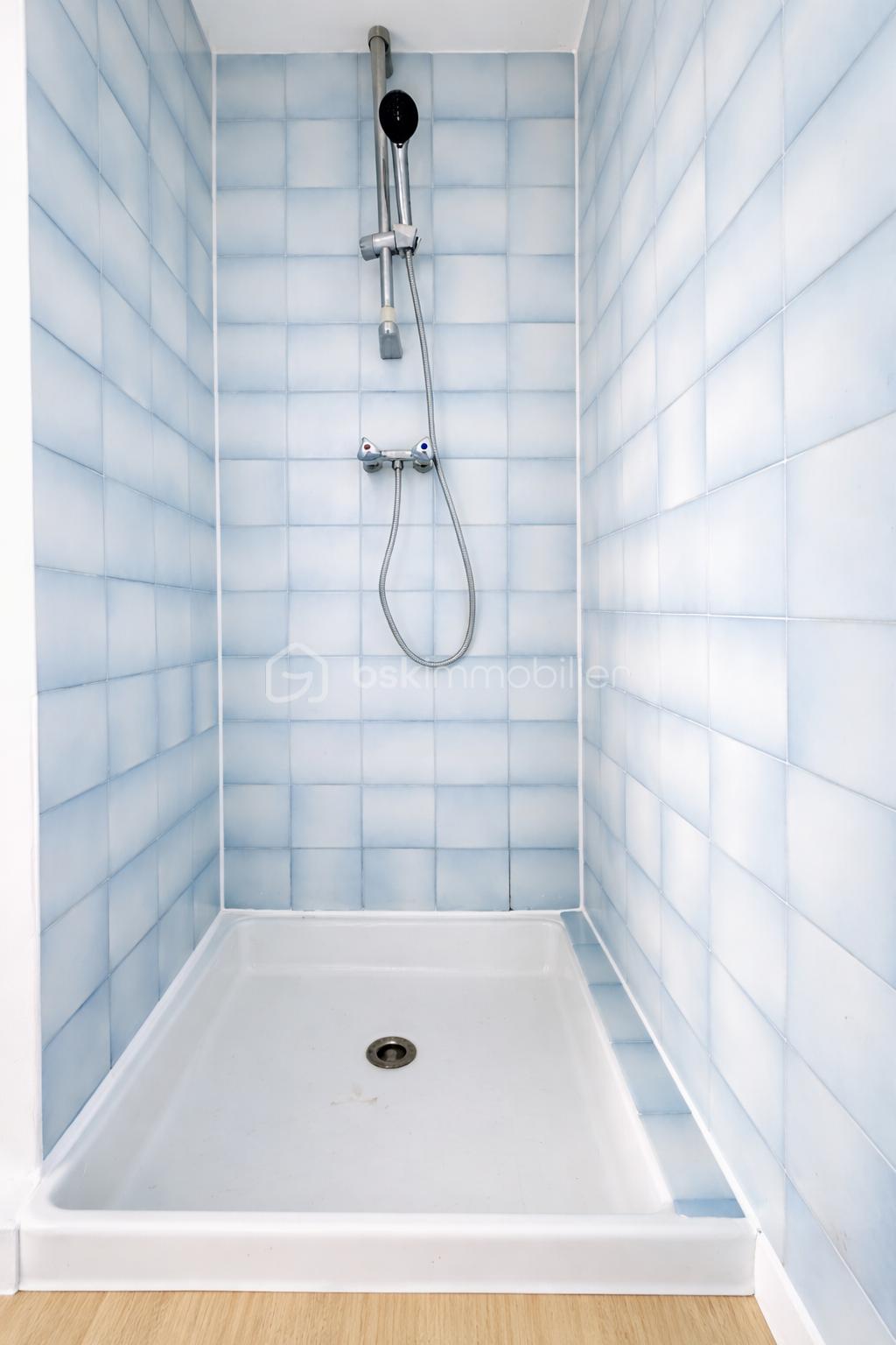 Douche moderne aux carreaux bleus.png