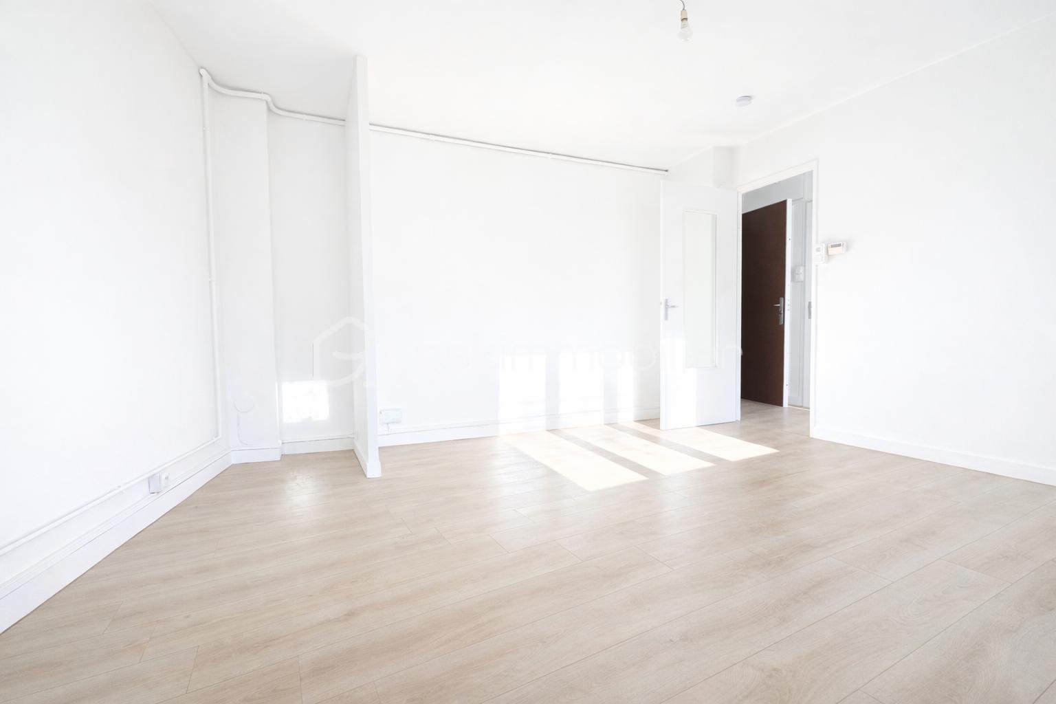 Pièce lumineuse avec portes ouvertes.png