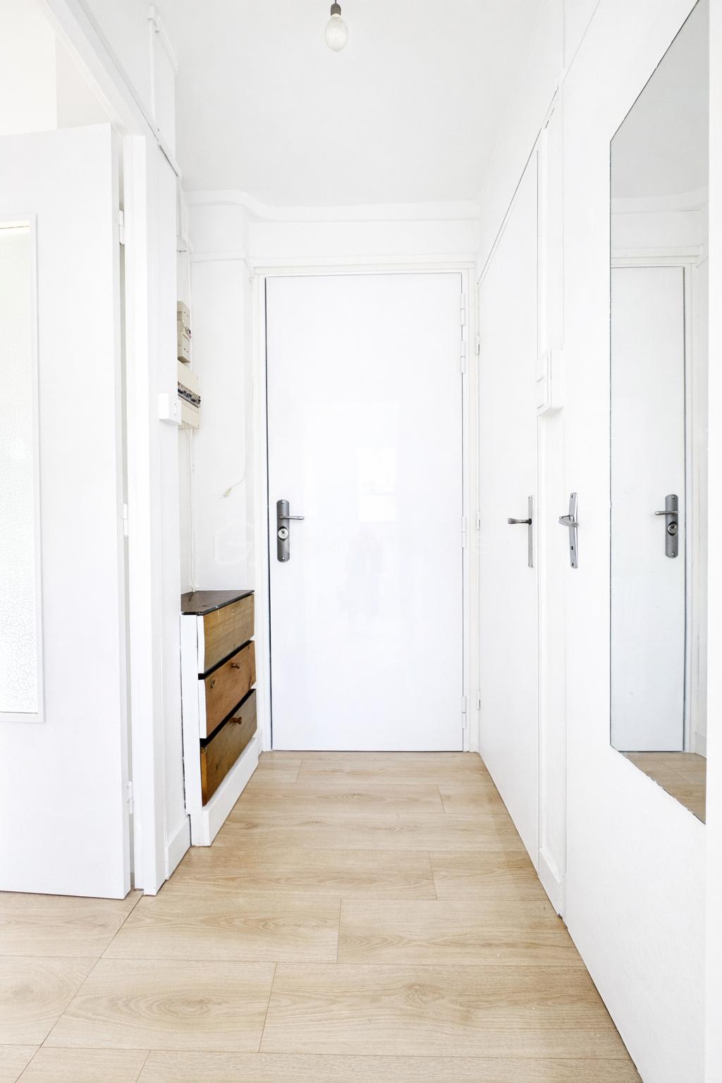 Couloir lumineux et épuré d'appartement.png