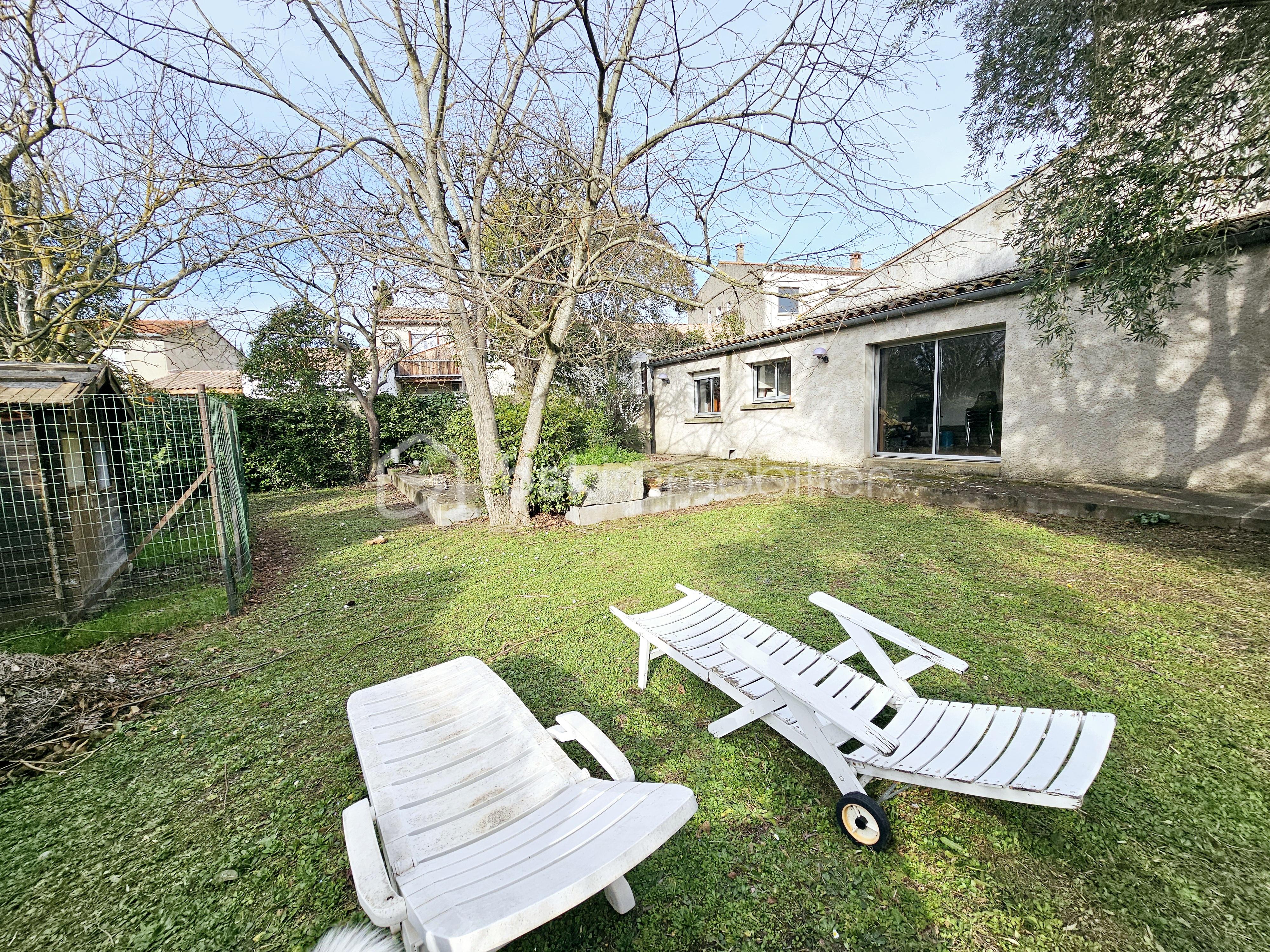 Maison de 265 m² - petite maison jardin.jpg
