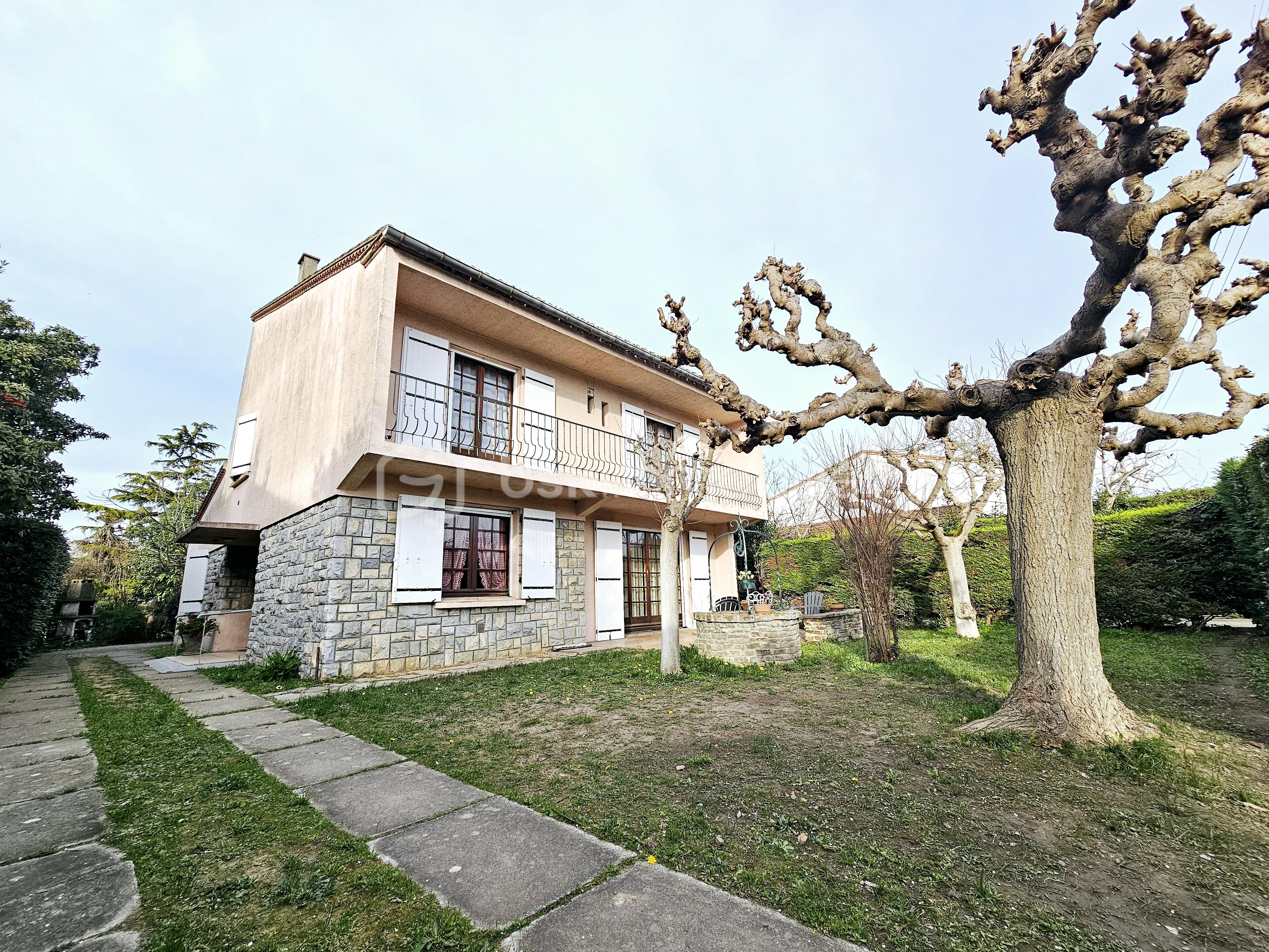 Maison de 265 m² - facade entrée.jpg