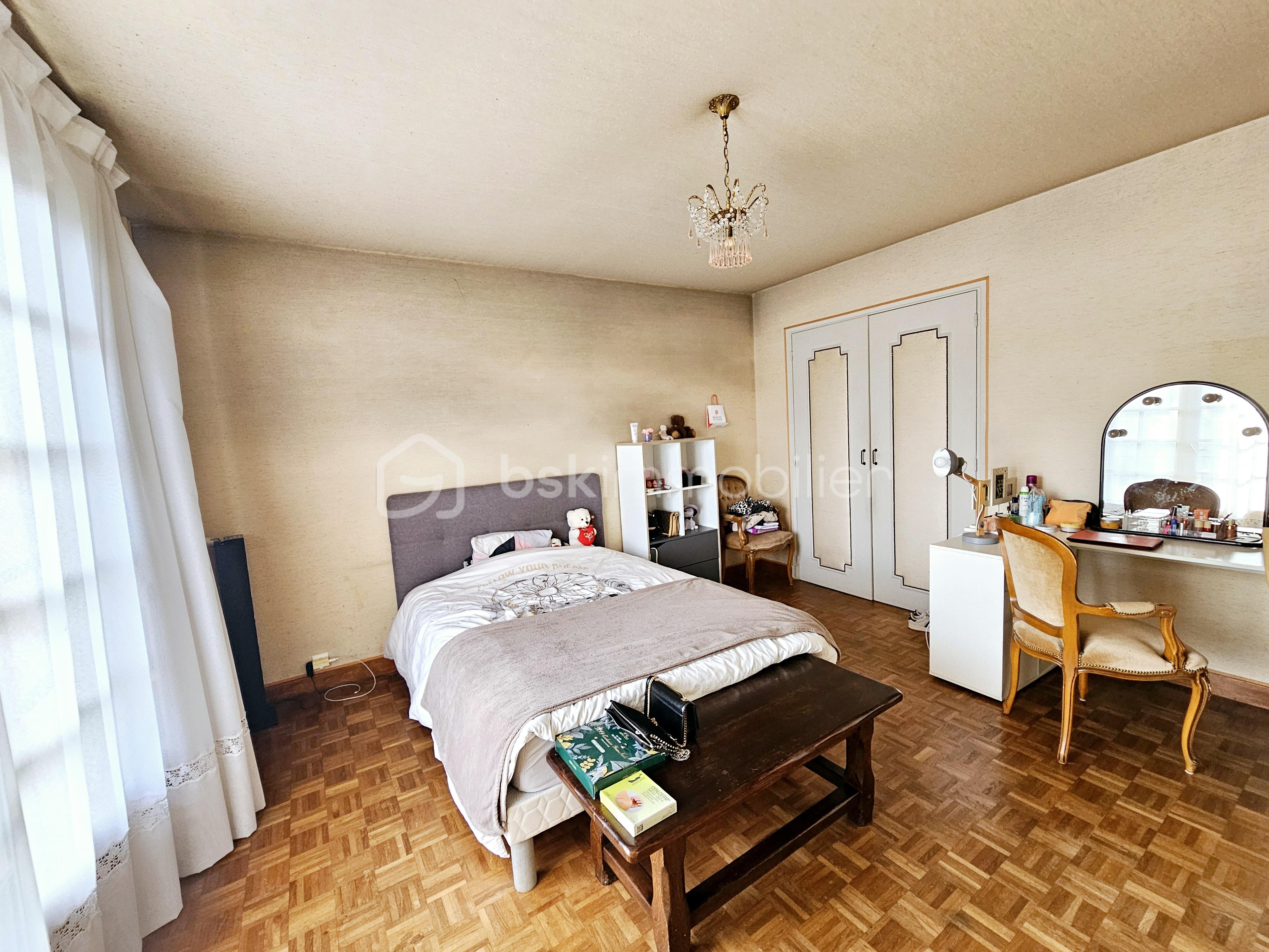 Maison de 265 m² - chambre 2 placard.jpg