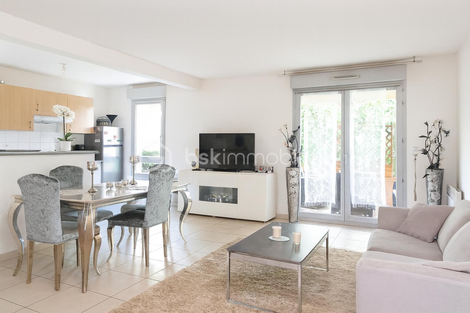 Appartement de 66 m² - Salon moderne avec terrasse ensoleillée.png