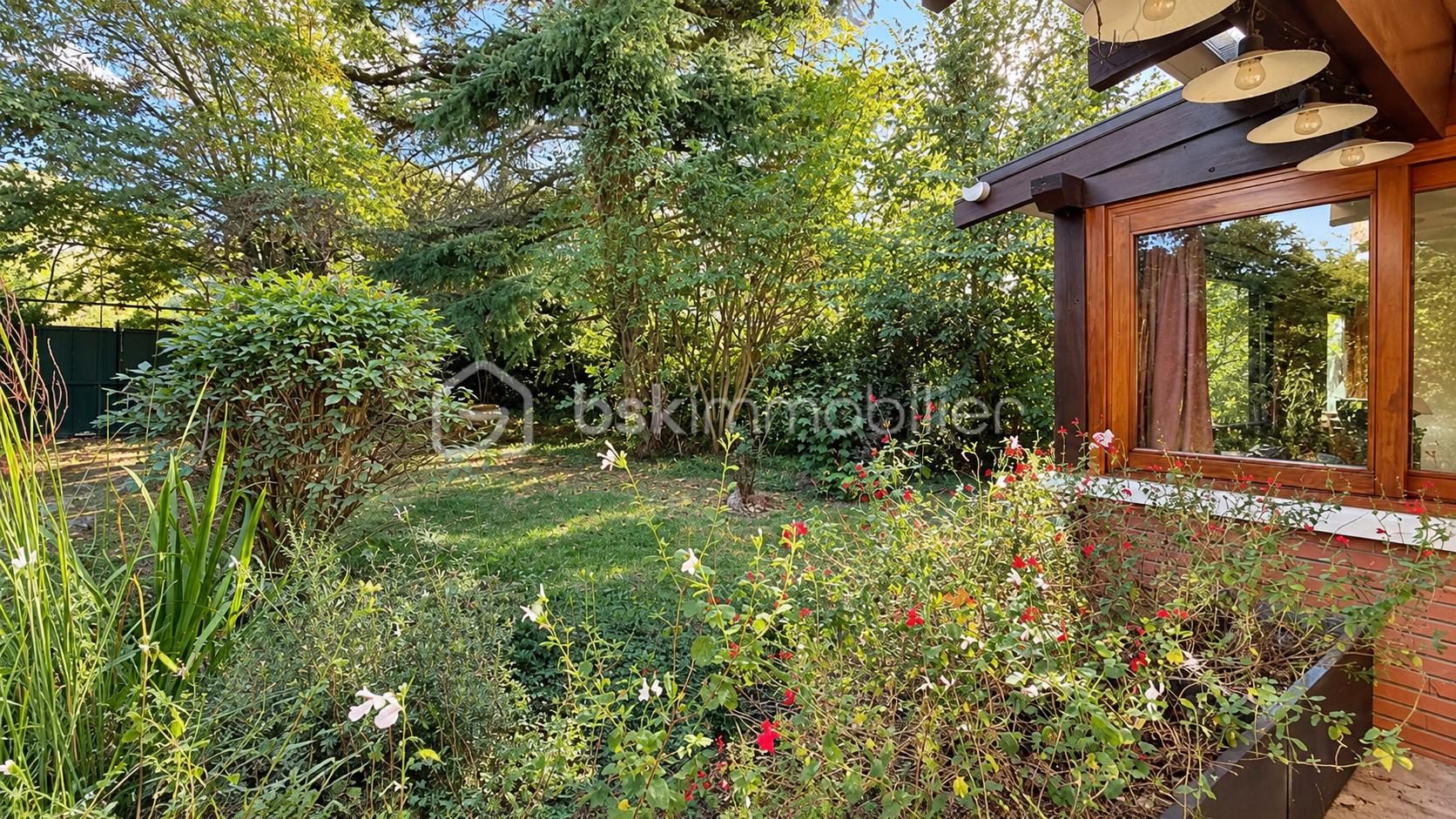 Jardin luxuriant bordé de fleurs et bois chaleureux.png