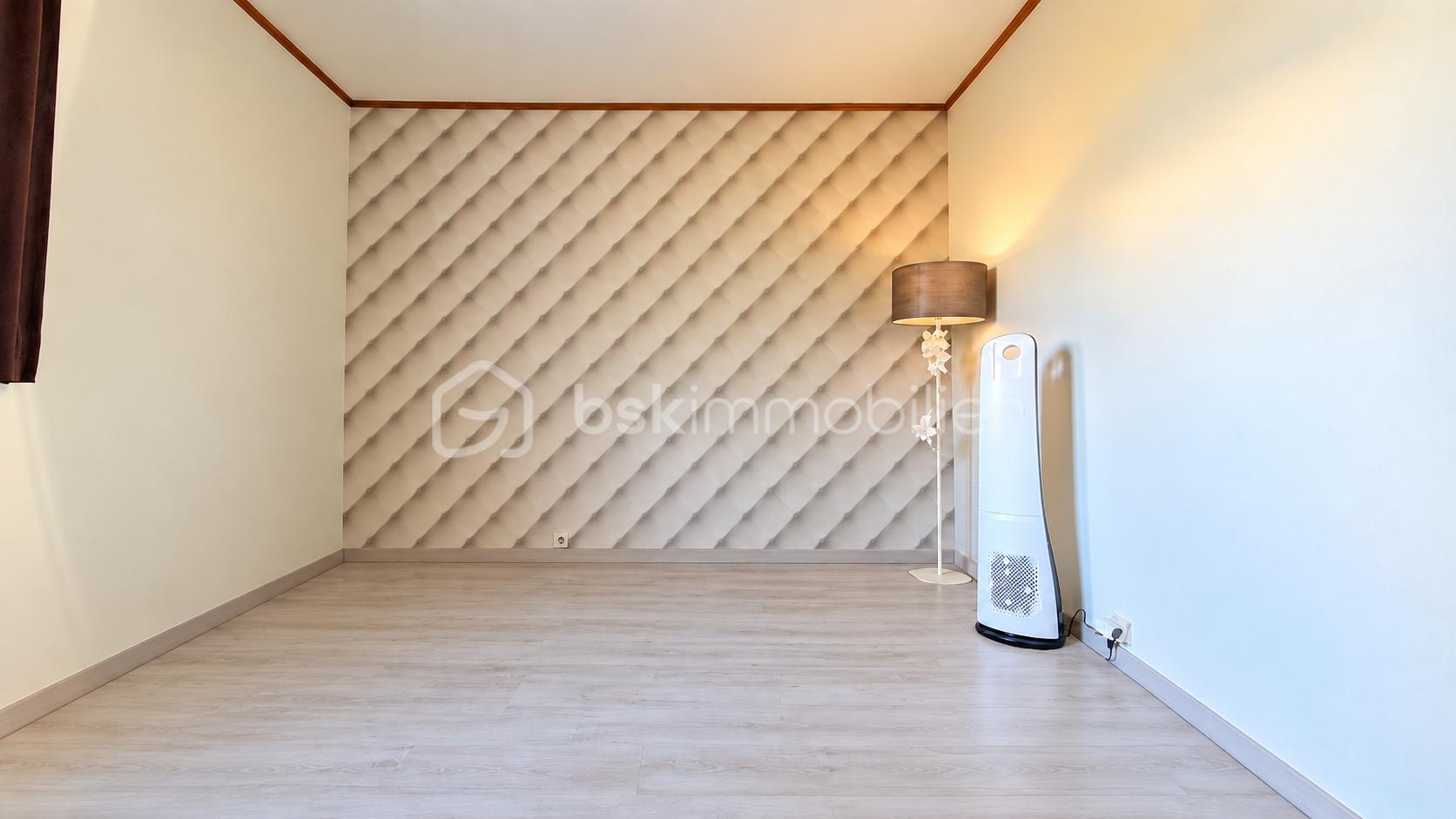 Intérieur minimaliste sans tapis.png