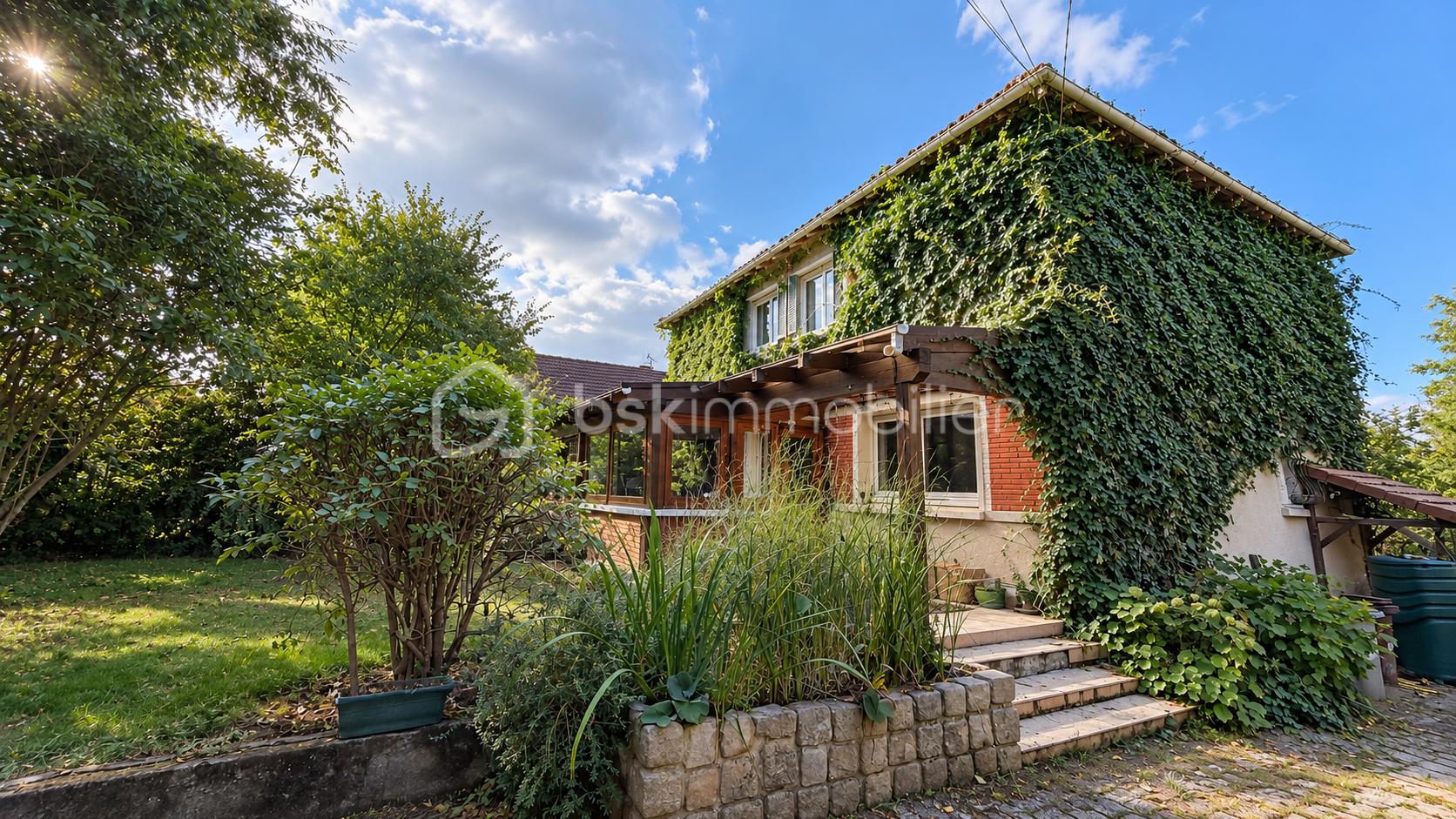 Maison couverte de lierre au jardin verdoyant.png