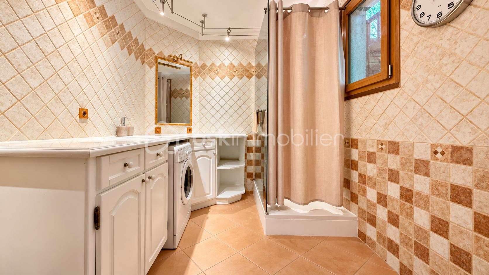 Salle de bain chaleureuse avec buanderie.png