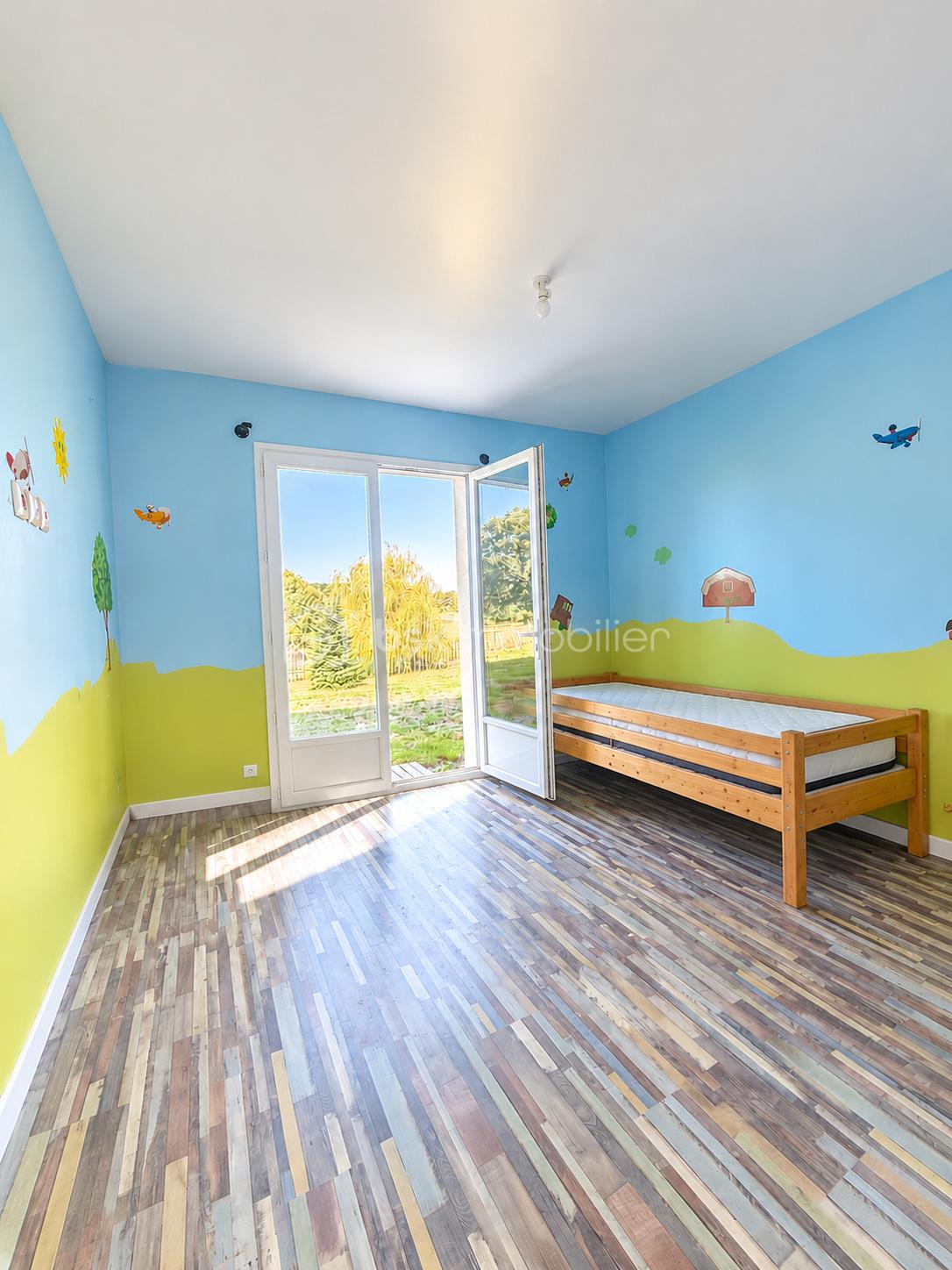Chambre d’enfant lumineuse avec lit prêt.png
