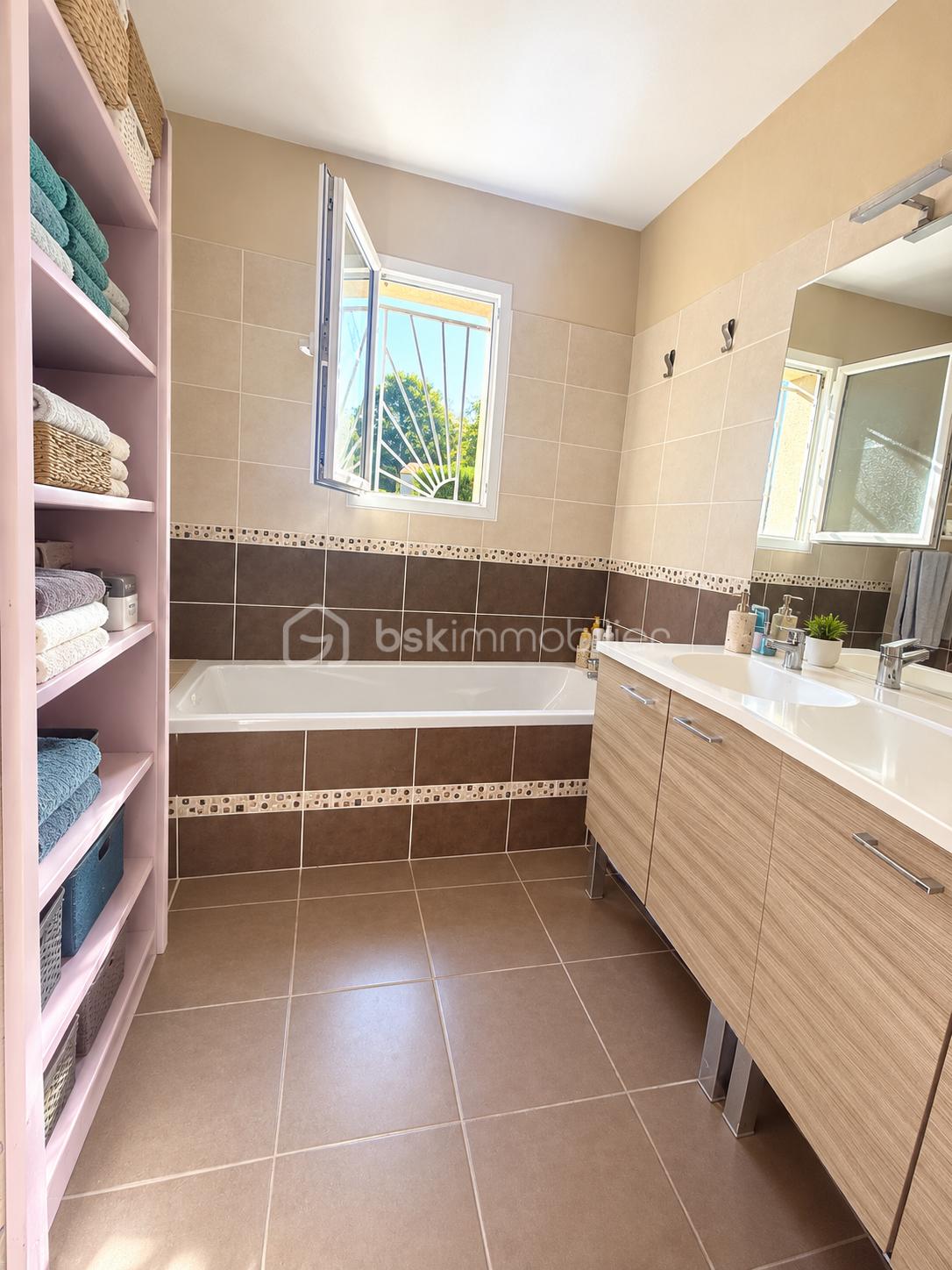 Salle de bain lumineuse et épurée.png