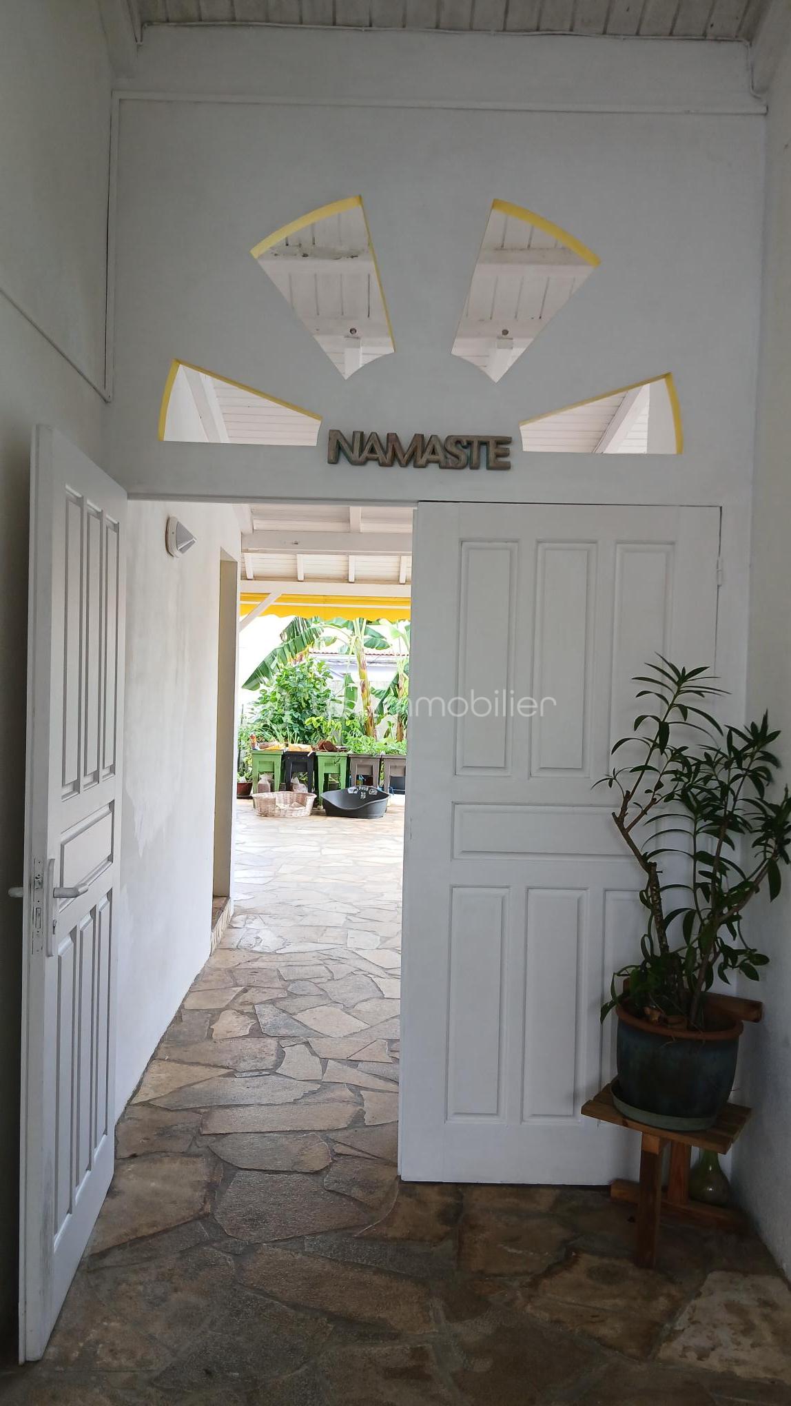Porte entrée maison Namaste.jpg