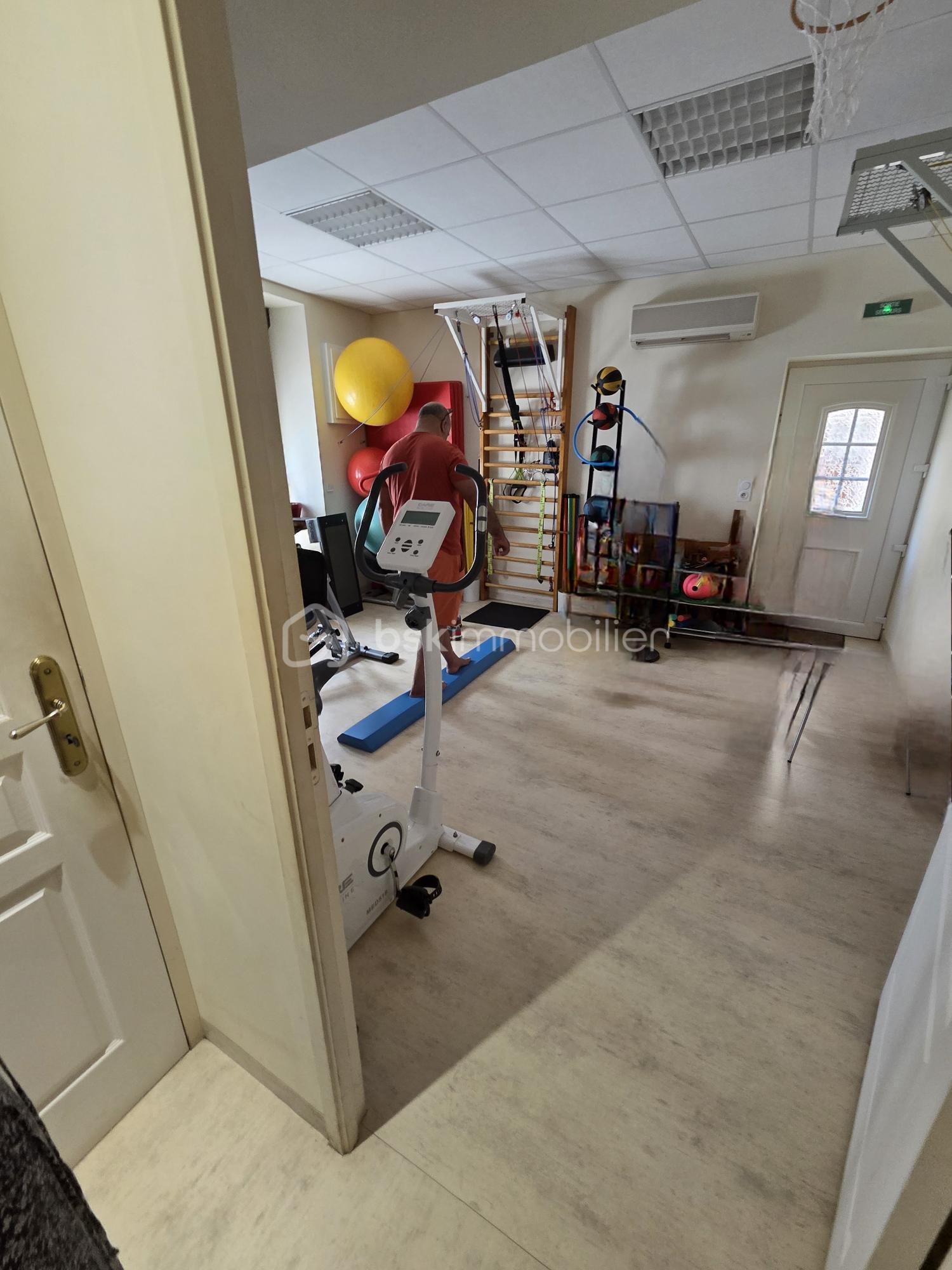 Immeuble de 254 m² - kine.jpg