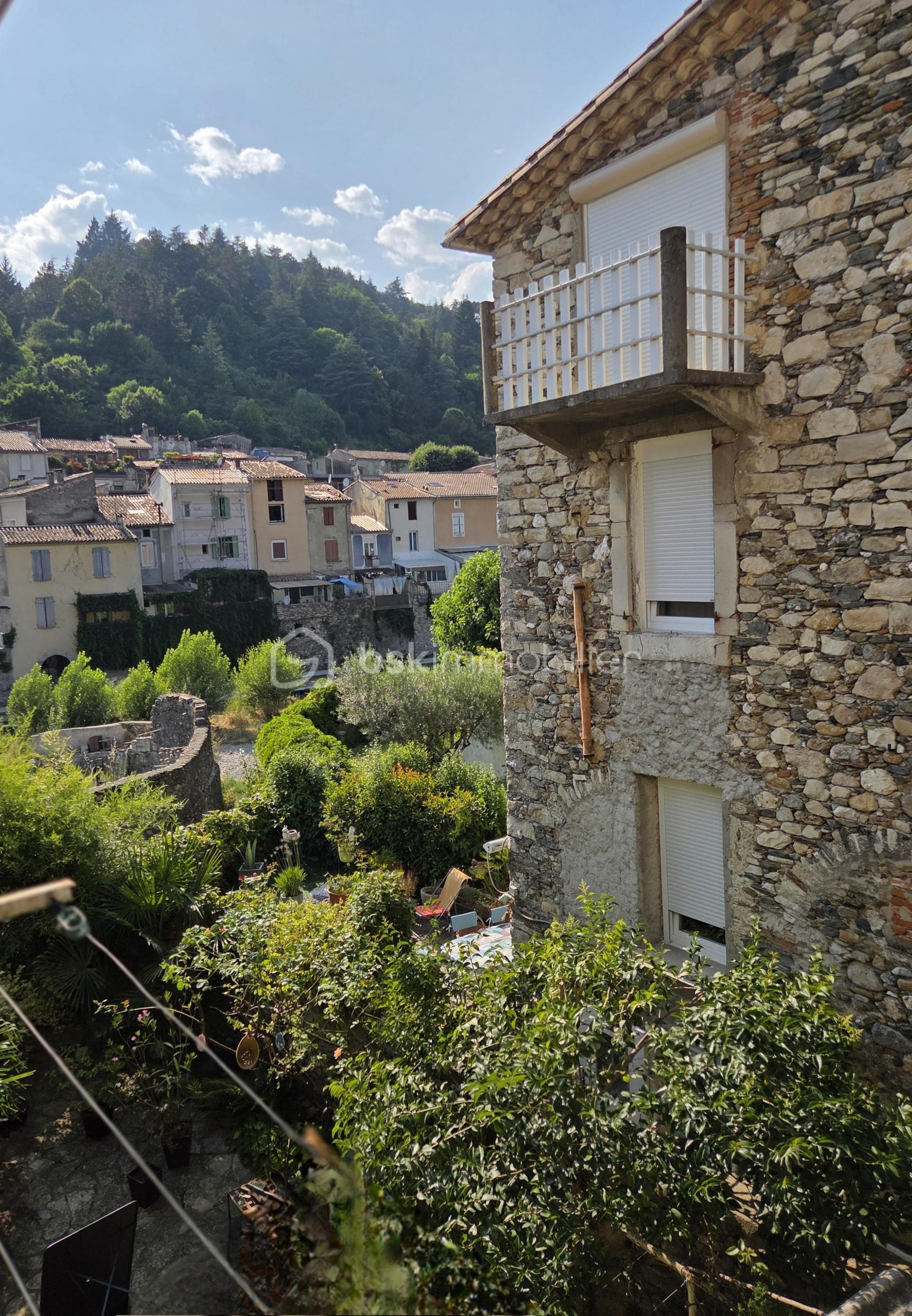 Immeuble de 254 m² - vue de la veranda.jpg