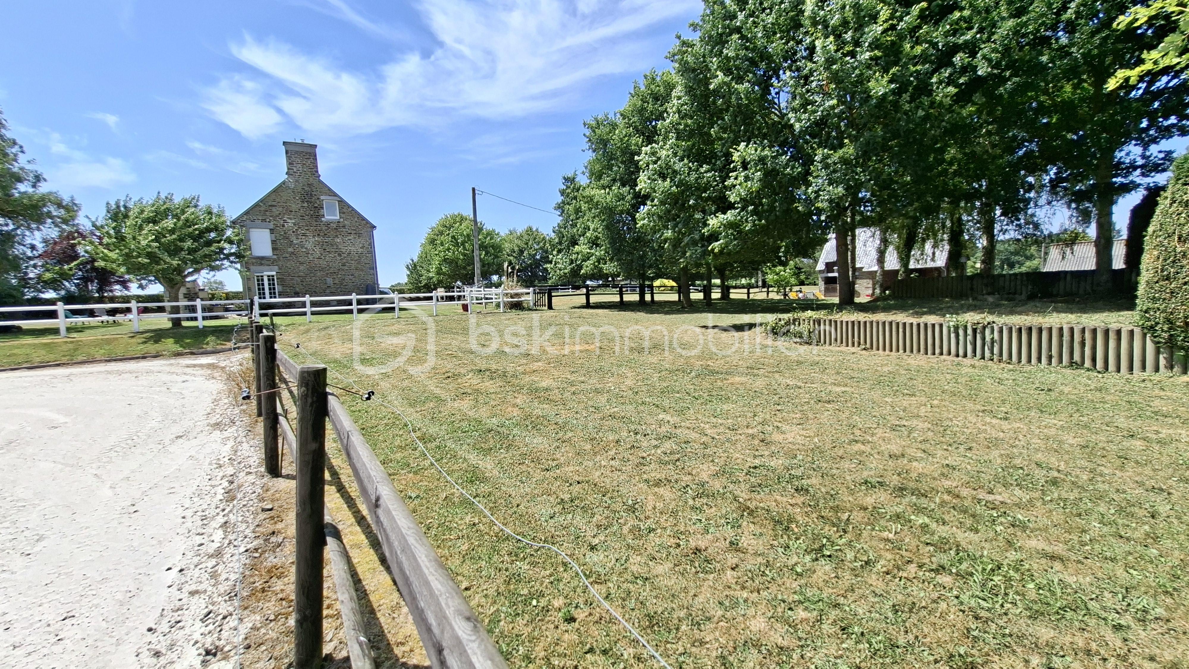P pignon cour arrière manège herbage.jpg