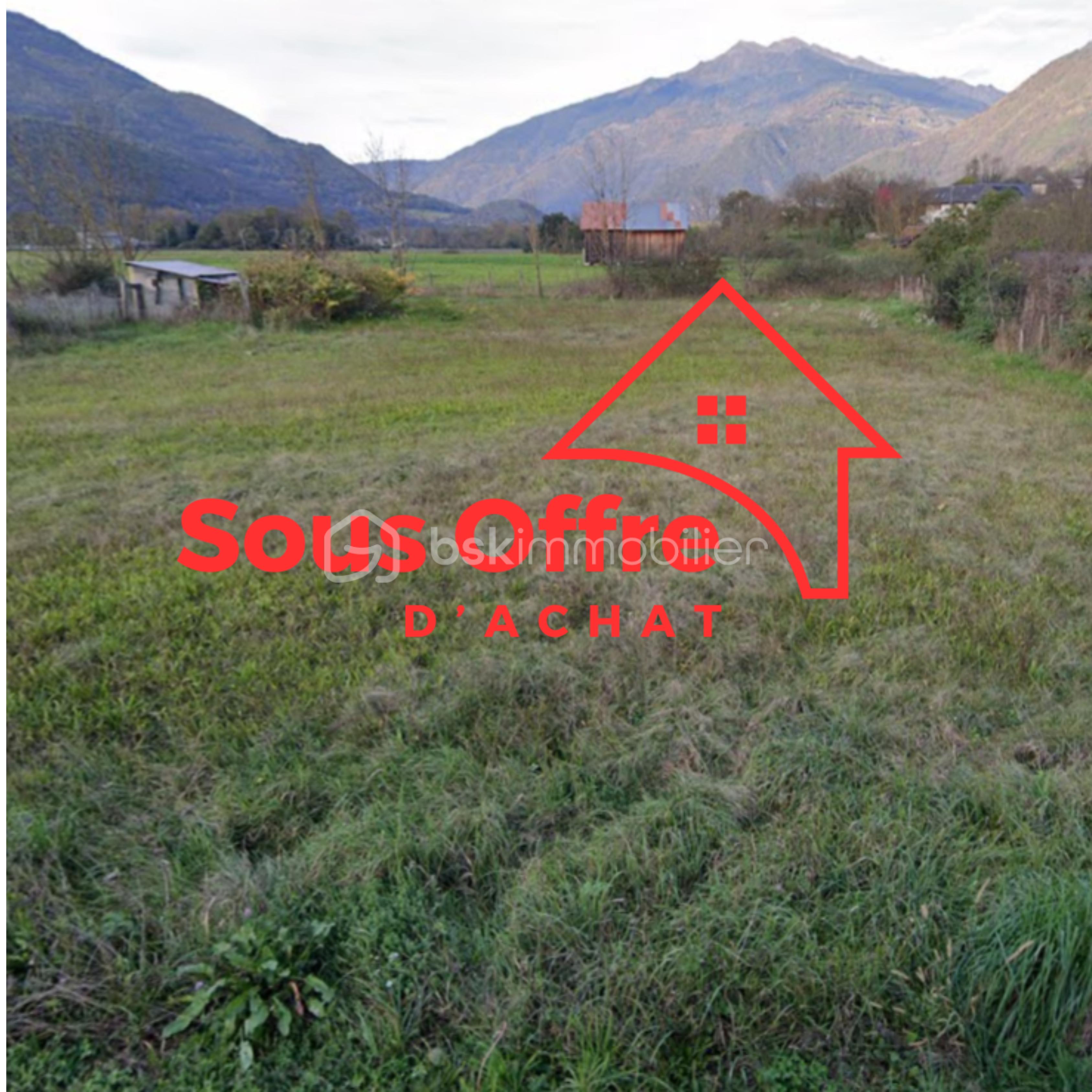 Terrain de 1 565 m² - Beige Luxurious House Agent Collage Instagram Post.png