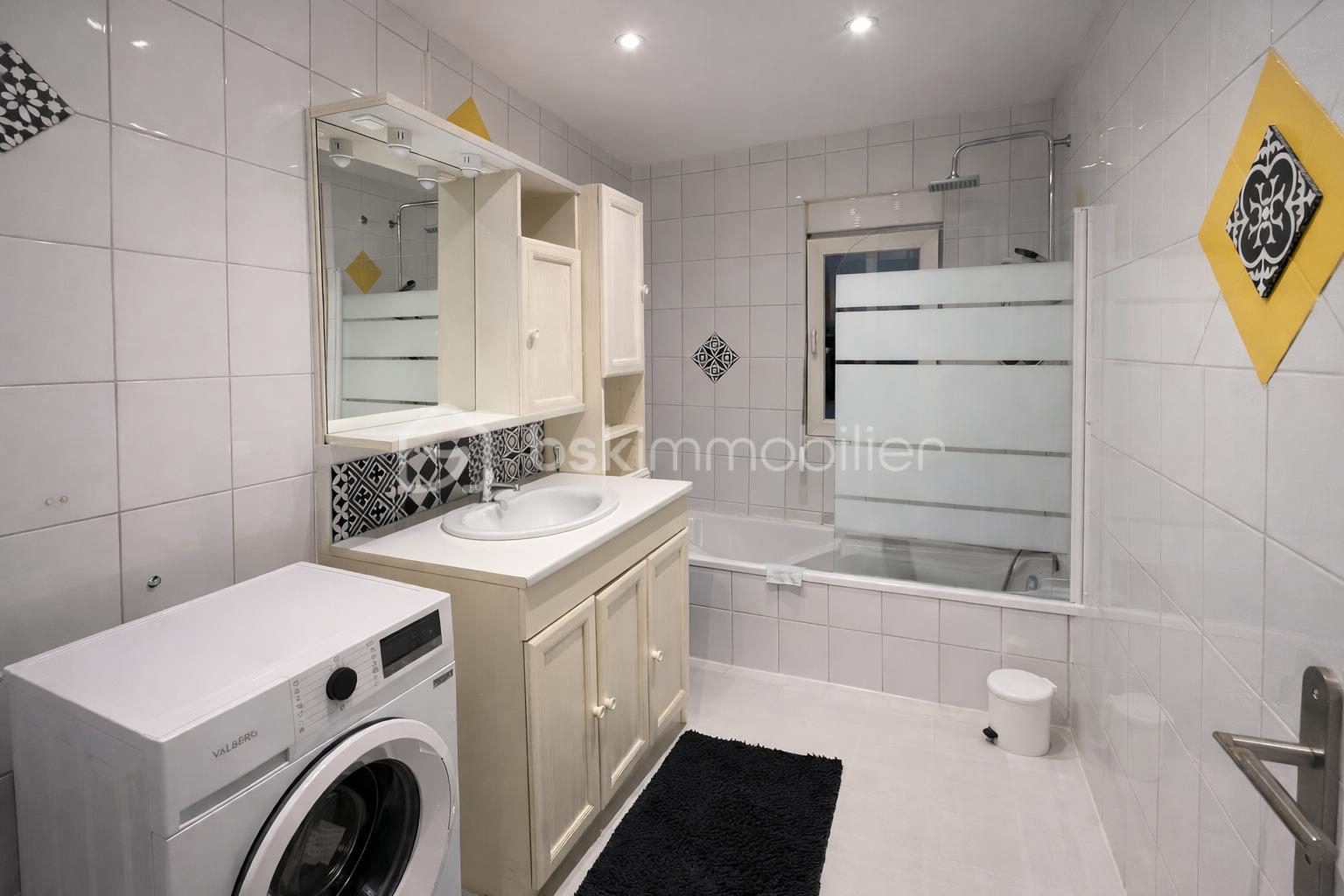 Salle de bain moderne et élégante.png