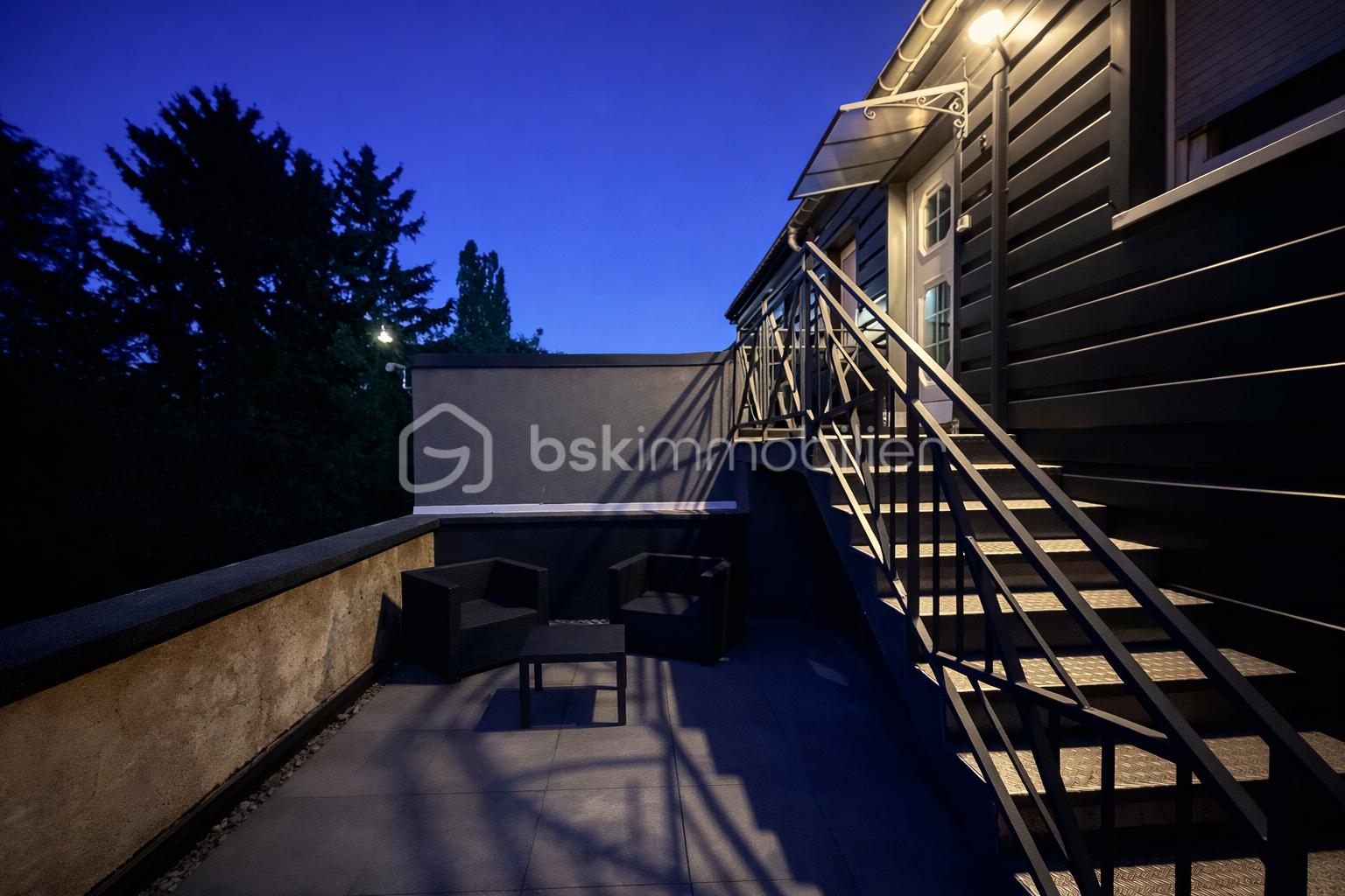 Terrasse moderne au crépuscule.png