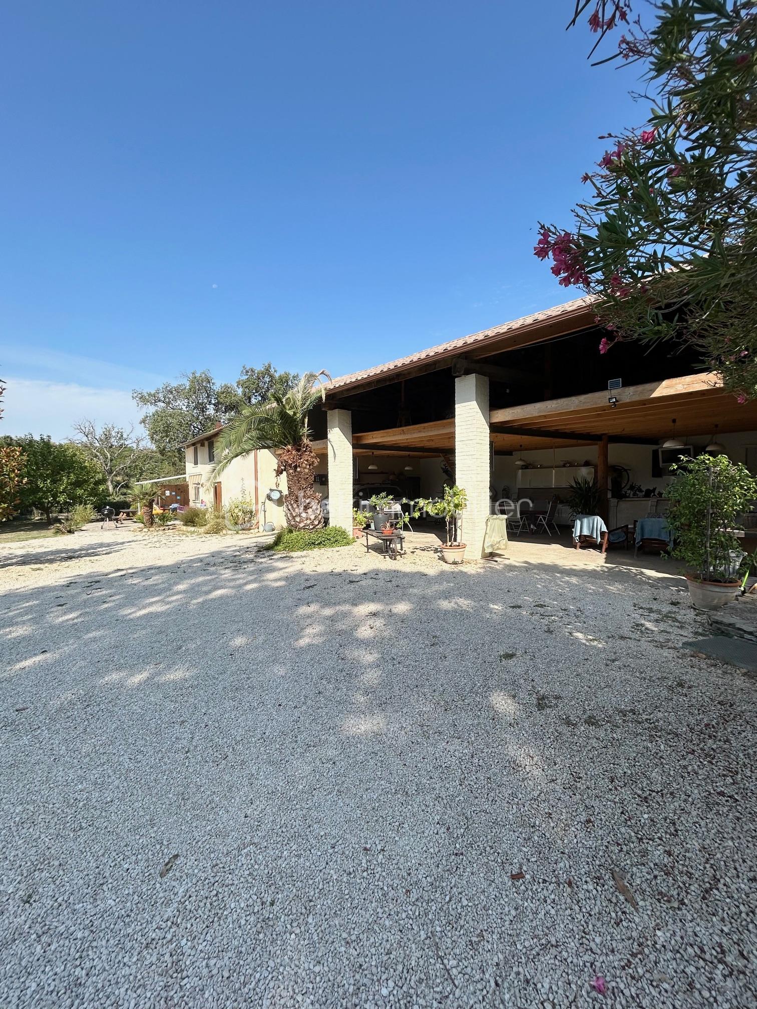 Maison de 259 m² - préau.jpg