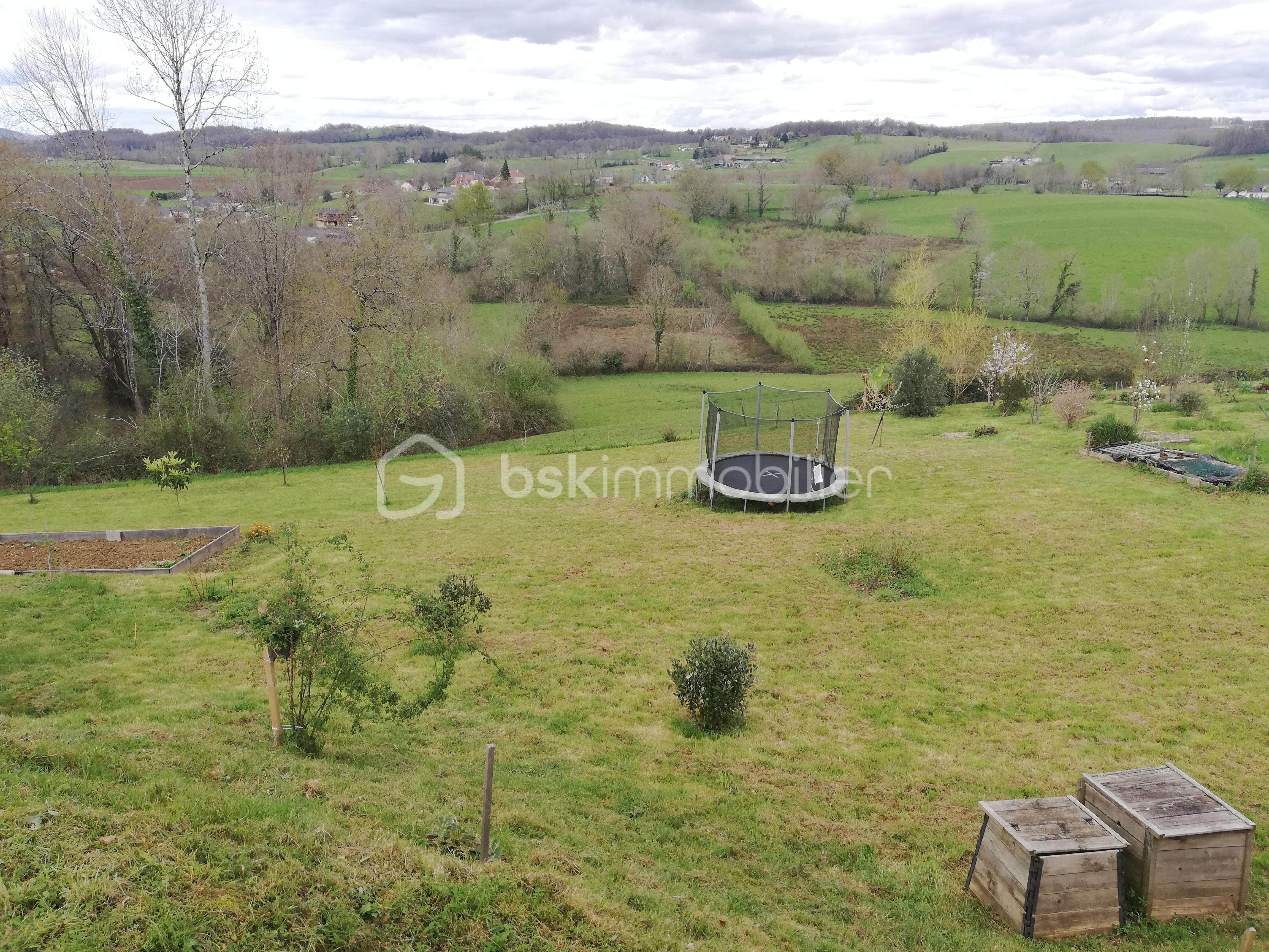 Maison contemporaine de 84 m² - Jardin entretenu.jpg