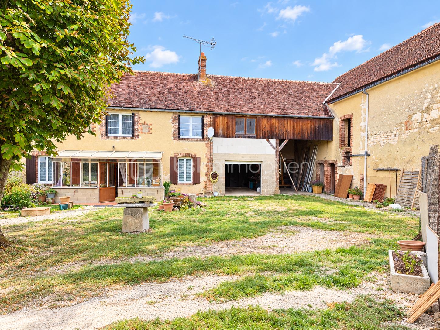 Ferme rustique baignée de soleil.png